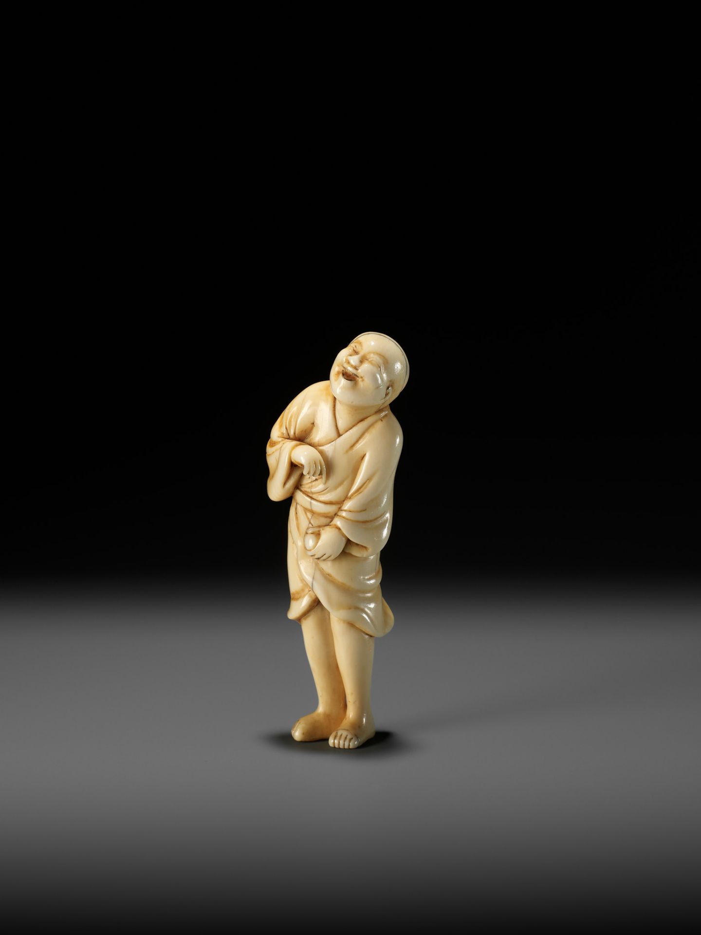 AN EARLY OSAKA SCHOOL IVORY NETSUKE OF A LAUGHING EGG-TESTER - Bild 6 aus 12