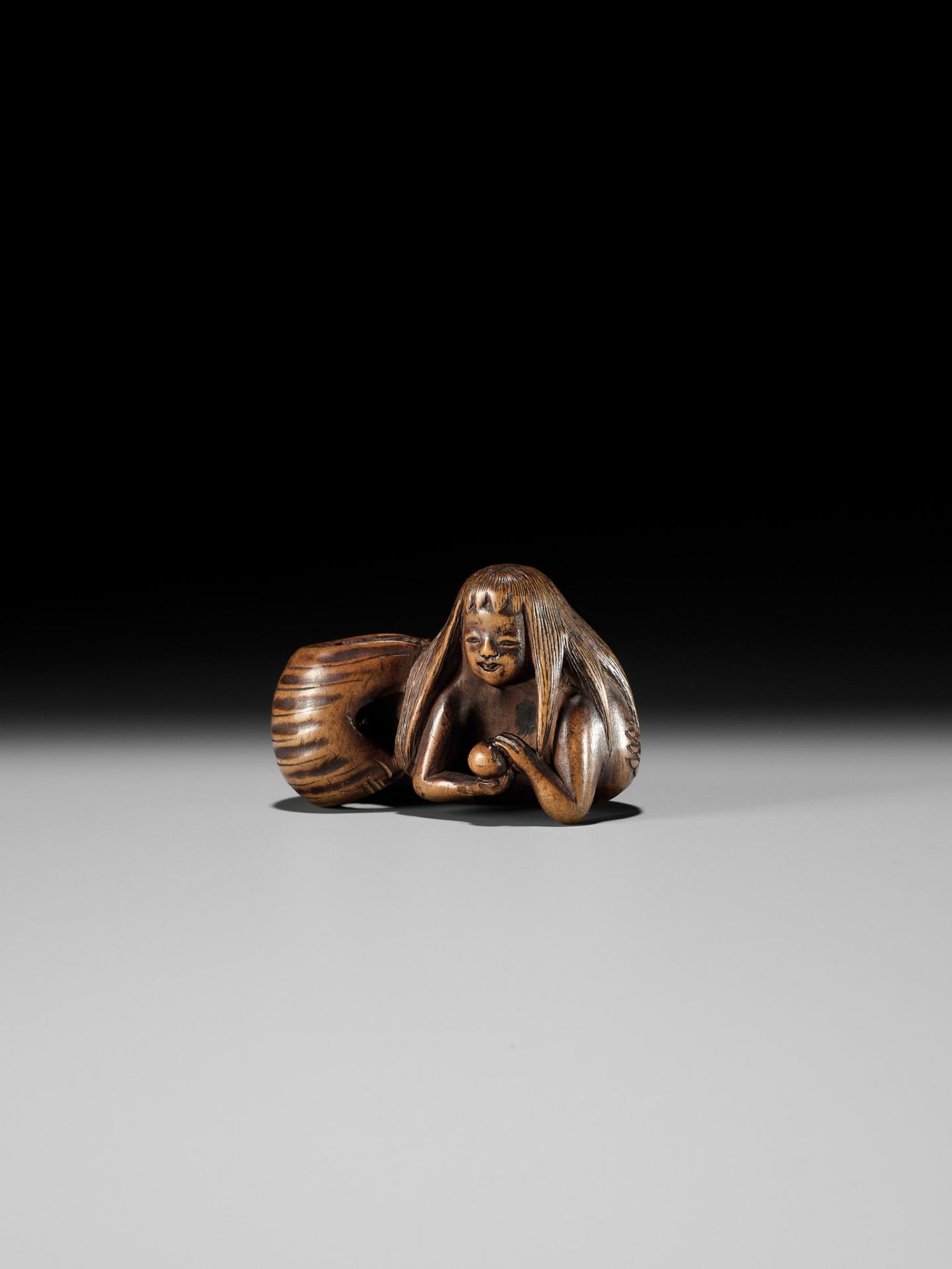 HOSAI: A FINE WOOD NETSUKE OF A NINGYO (MERMAID) CLUTCHING A PEARL - Image 3 of 12