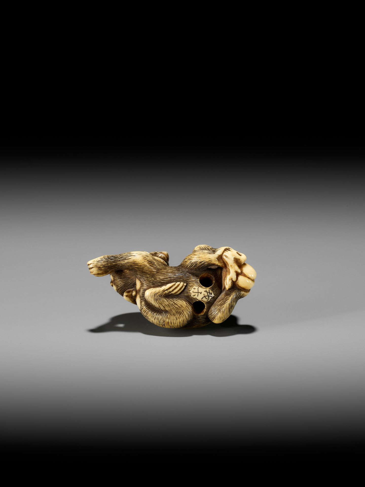 GARAKU: AN IVORY NETSUKE OF A MONKEY WITH YOUNG - Image 10 of 13