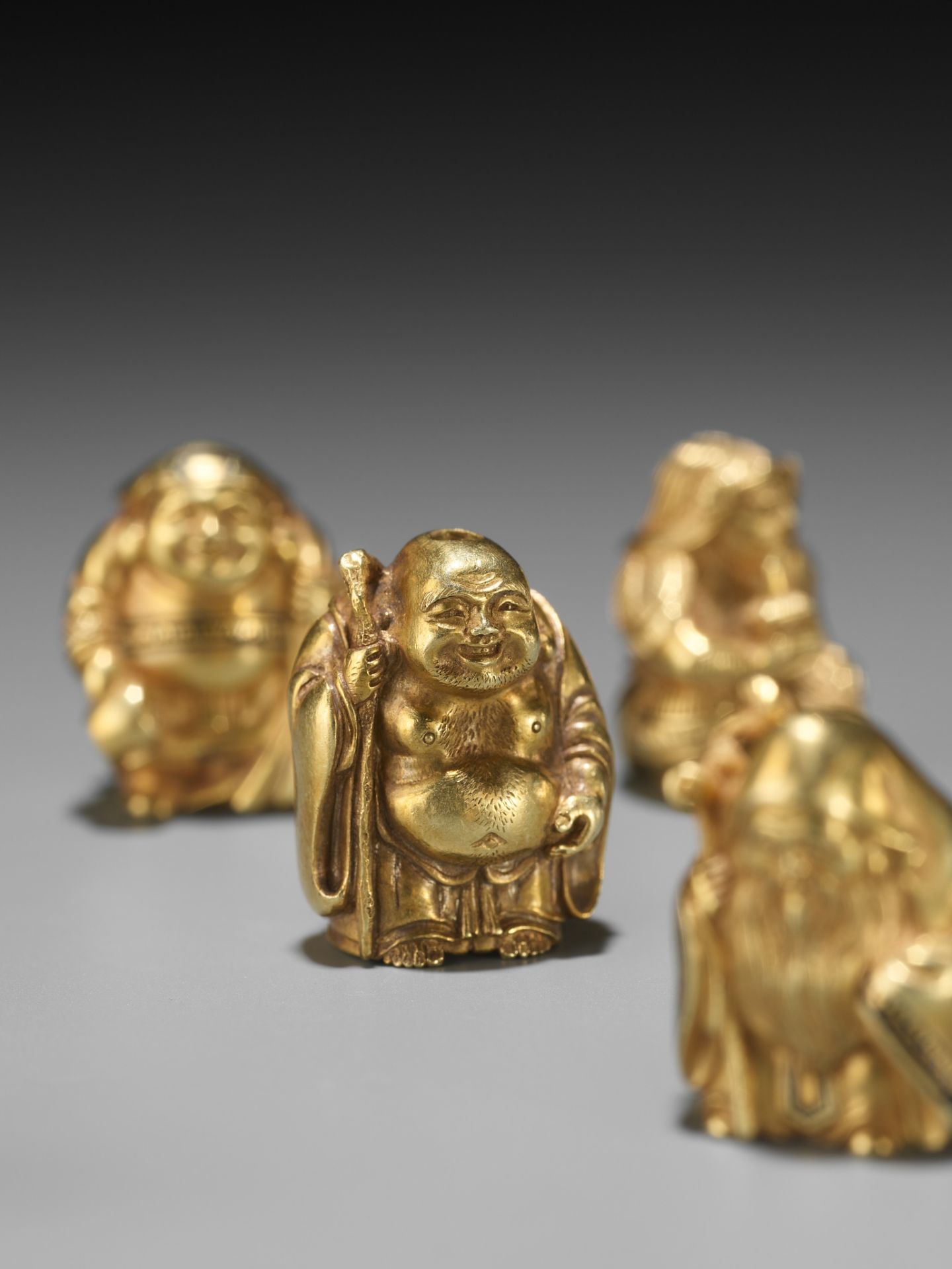TAKACHIKA: A VERY RARE SOLID GOLD OJIME SET OF THE SEVEN LUCKY GODS (SHICHIFUKUJIN) - Bild 2 aus 61