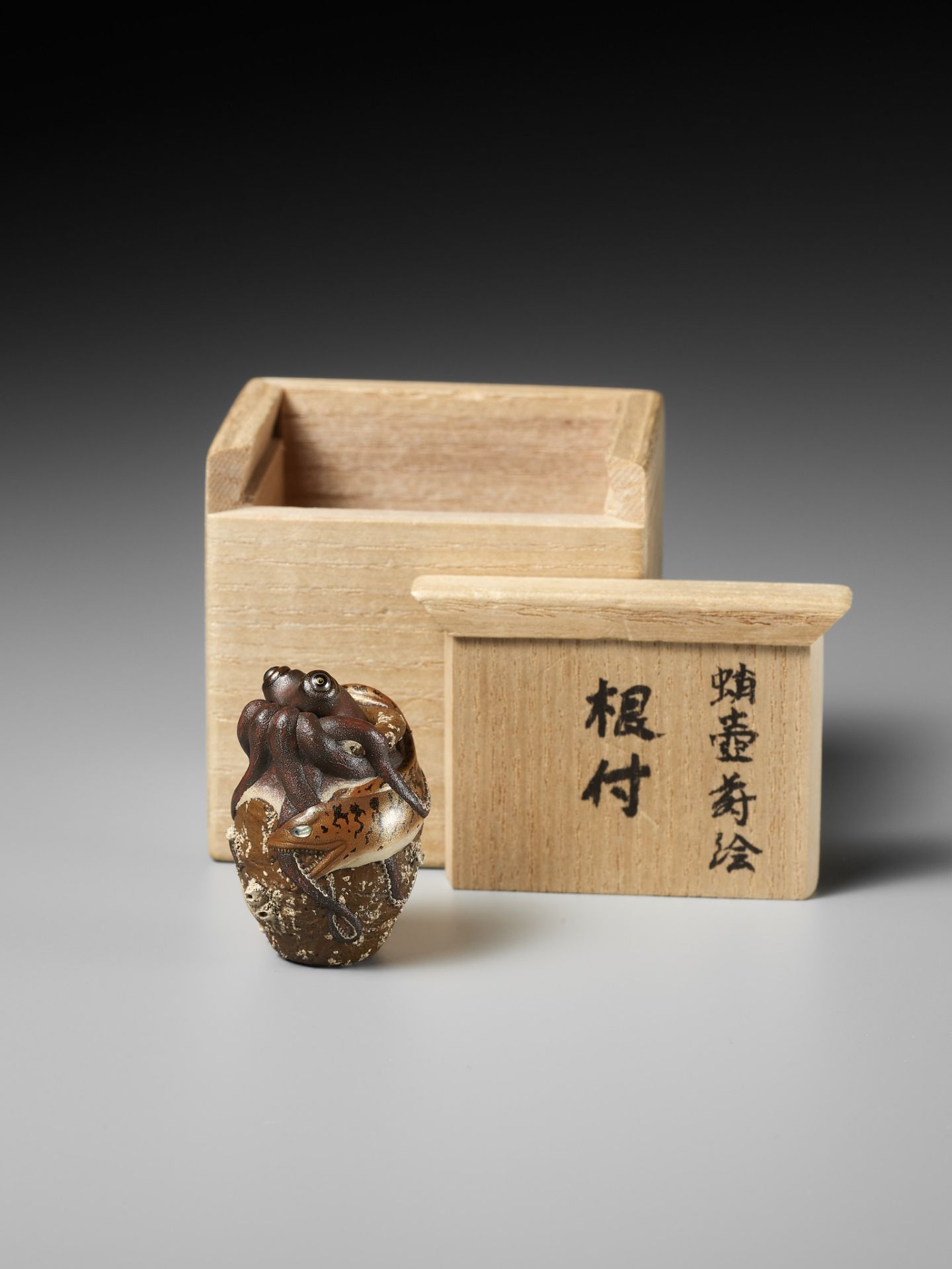 UNRYUAN: A SUPERB CONTEMPORARY LACQUER NETSUKE OF A TAKOTSUBO, OCTOPUS POT - Image 8 of 21