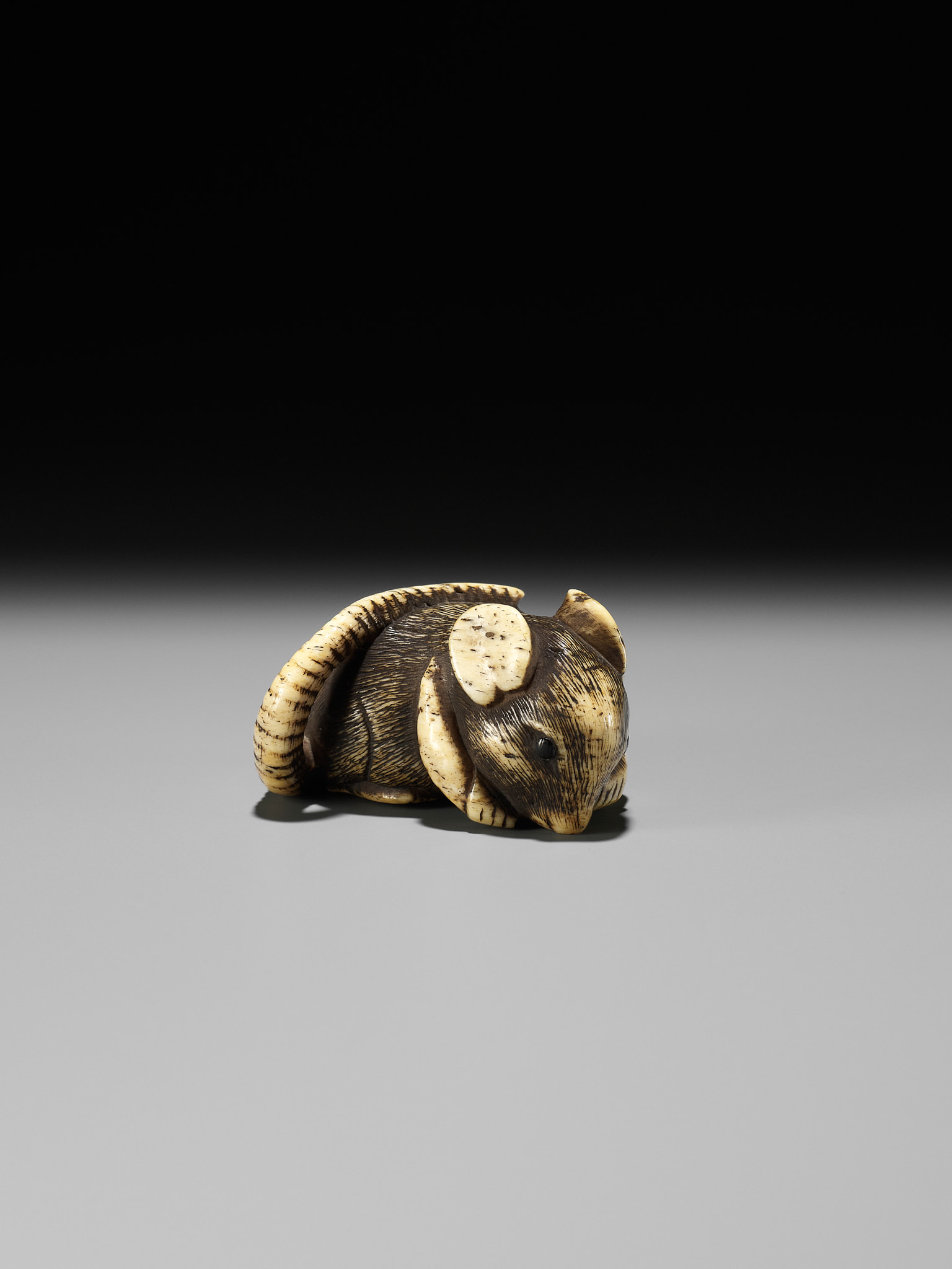 A FINE KYOTO SCHOOL ANTLER NETSUKE OF A RAT EATING A PEPPER - Bild 10 aus 12