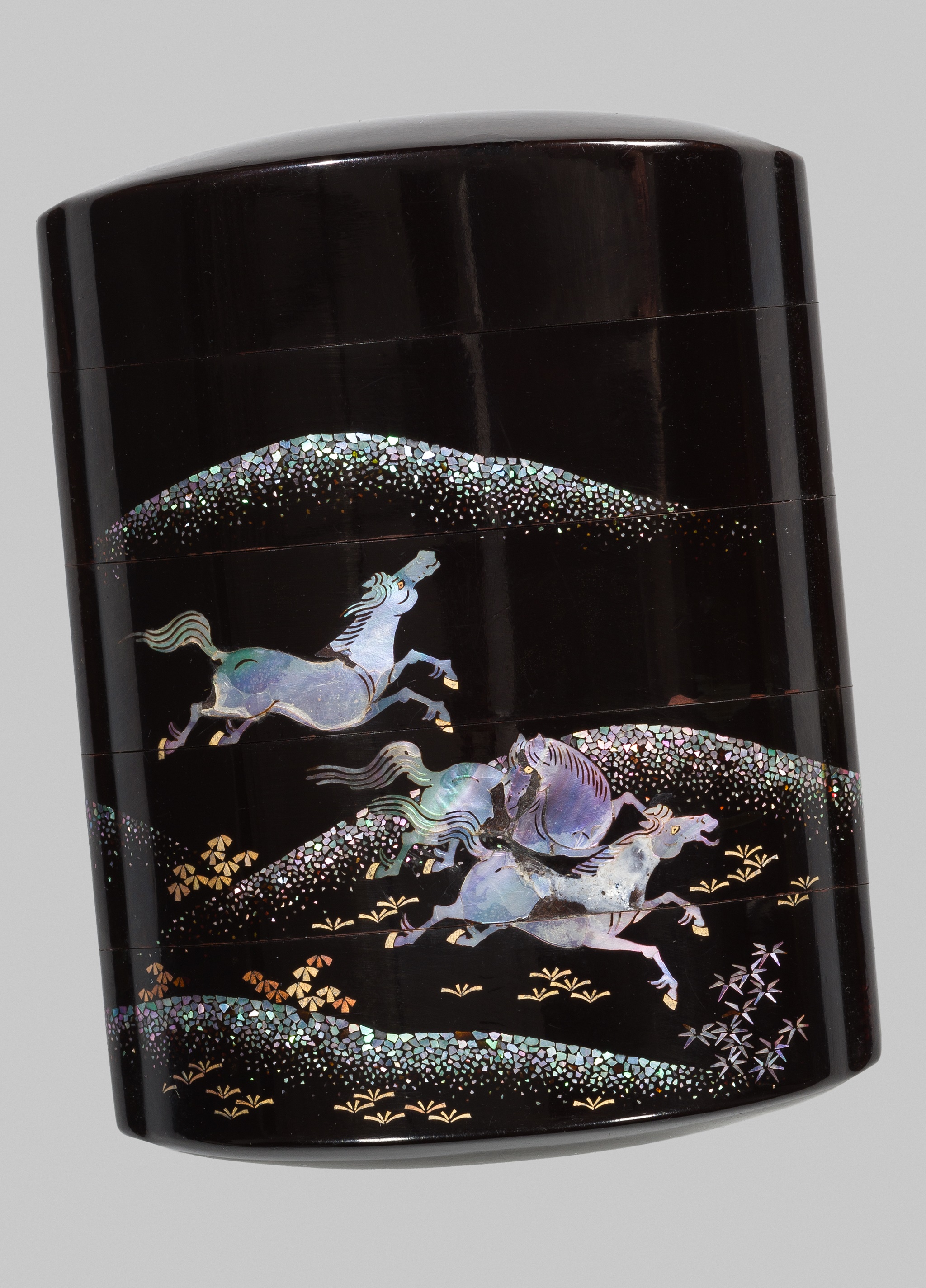 A SOMADA STYLE BLACK LACQUER FOUR-CASE INRO WITH GALLOPING HORSES - Bild 3 aus 6