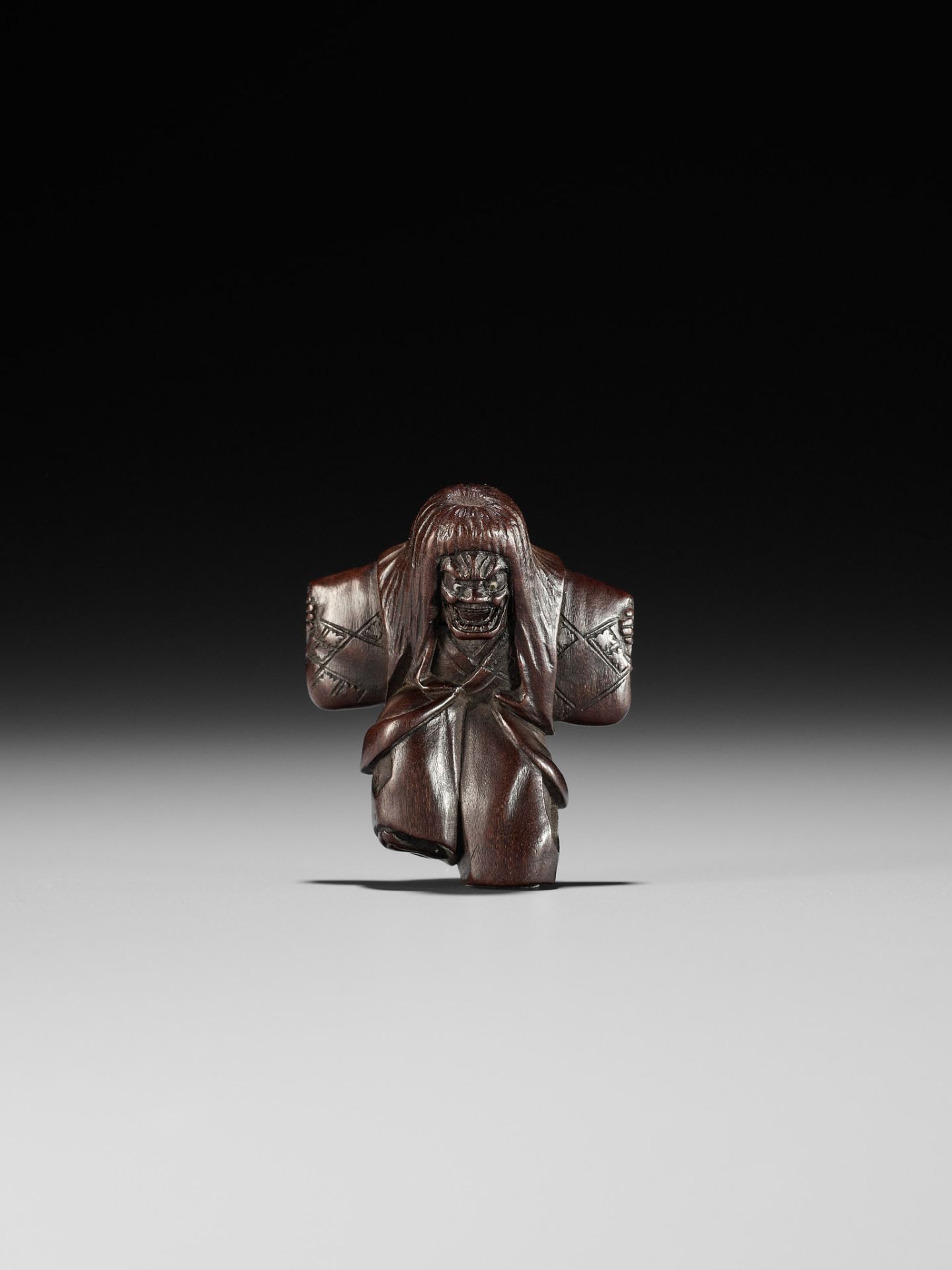 A DRAMATIC WOOD NETSUKE OF A NOH DANCER, ATTRIBUTED TO MIWA - Bild 2 aus 9