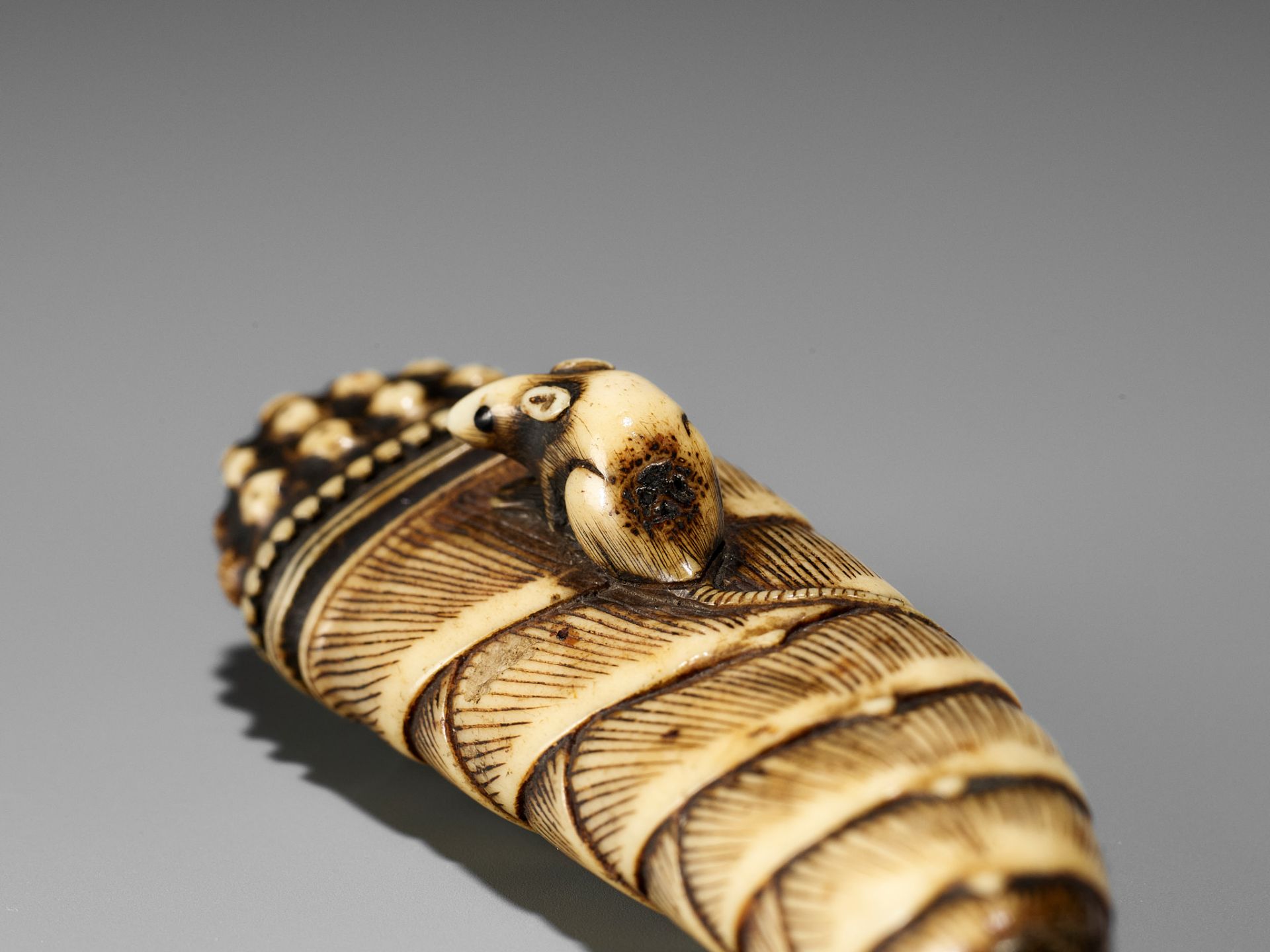 AN EARLY ANTLER NETSUKE DEPICTING A RAT ON A BAMBOO SHOOT - Bild 7 aus 14