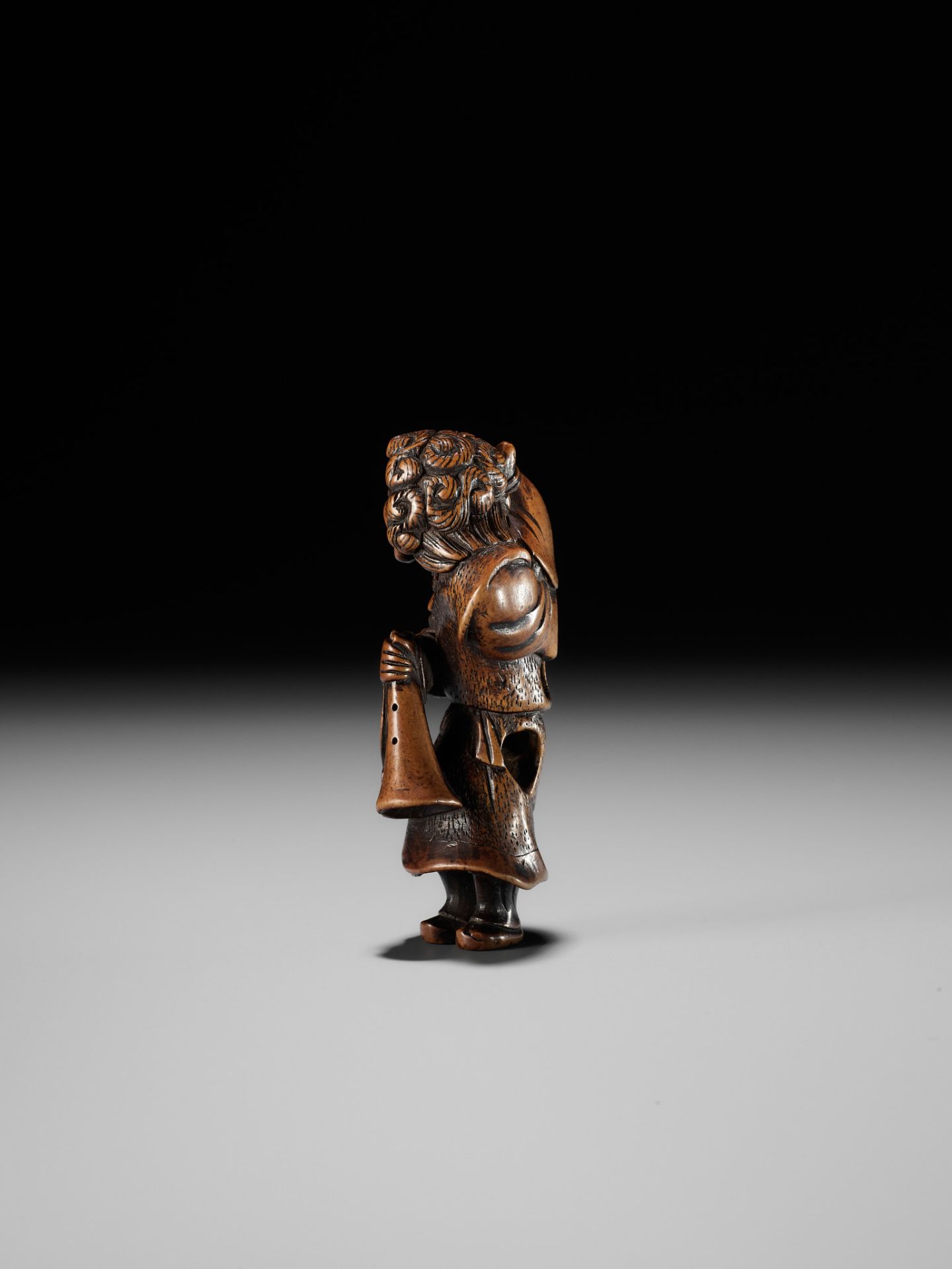 A GOOD WOOD NETSUKE OF A DUTCHMAN WITH CHILD - Image 8 of 11