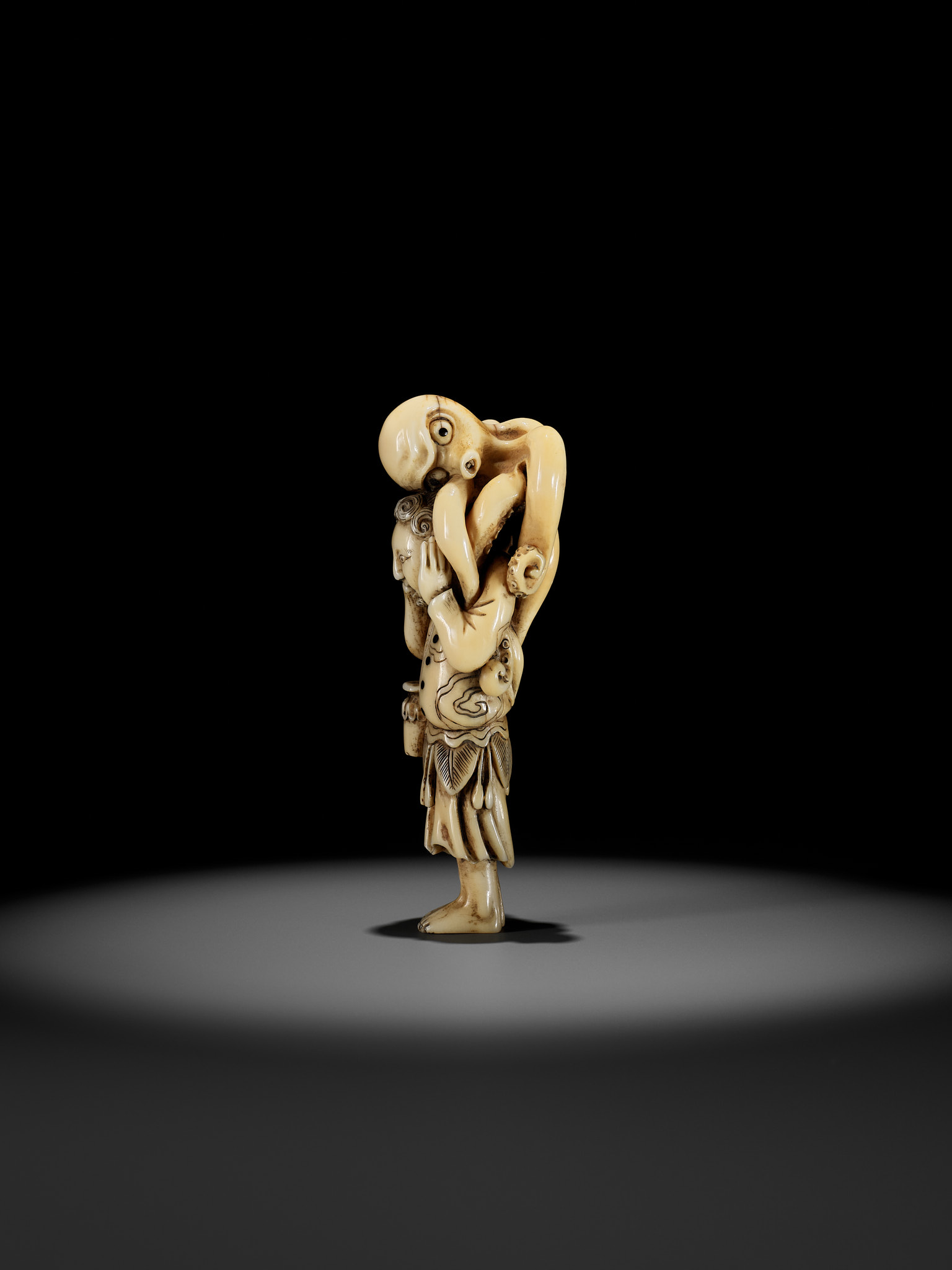 A RARE IVORY NETSUKE OF A DUTCHMAN WITH AN OCTOPUS - Image 8 of 13