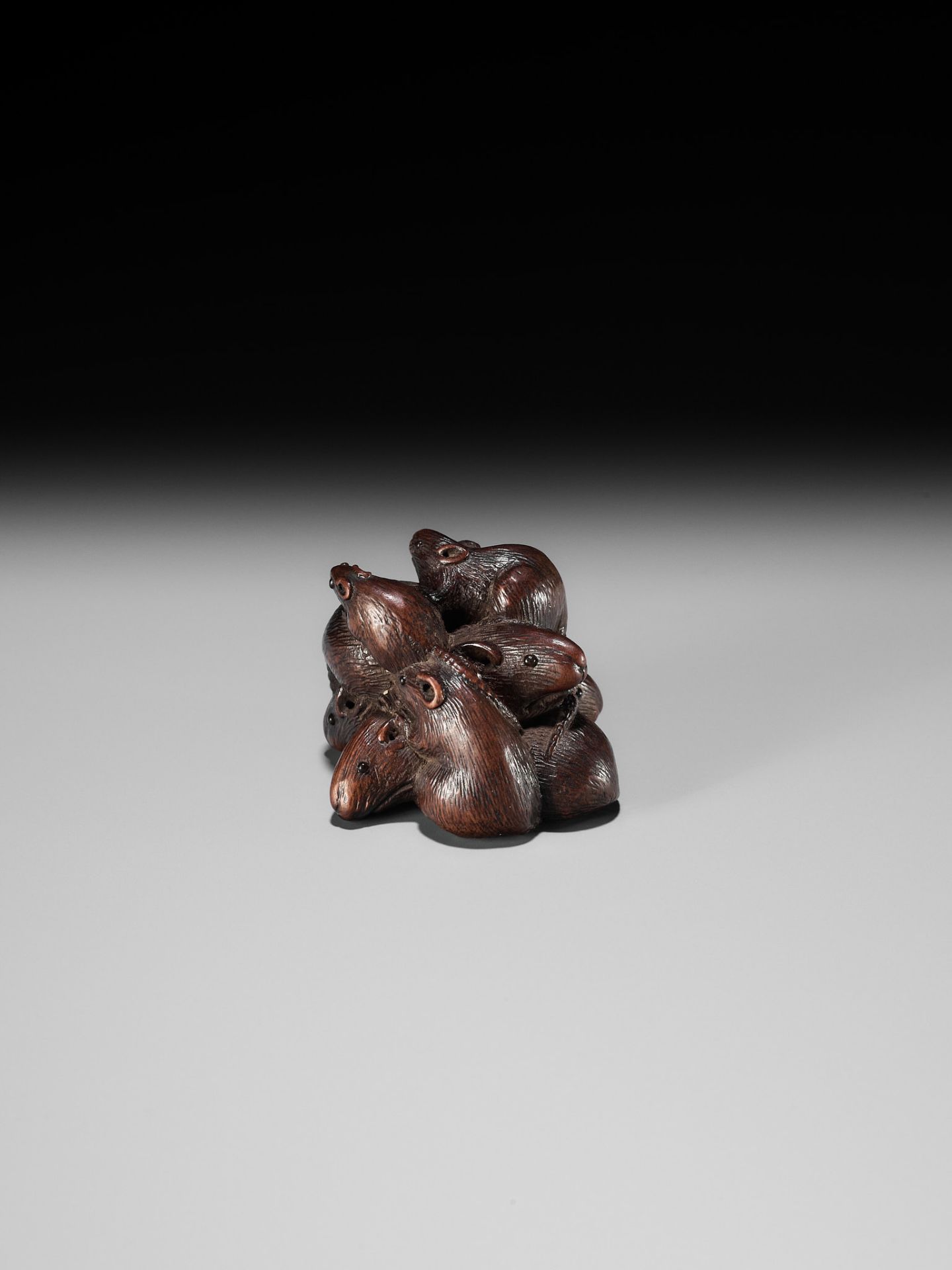 SARI: A FINE WOOD NETSUKE DEPICTING A MISCHIEF OF RATS - Bild 2 aus 13