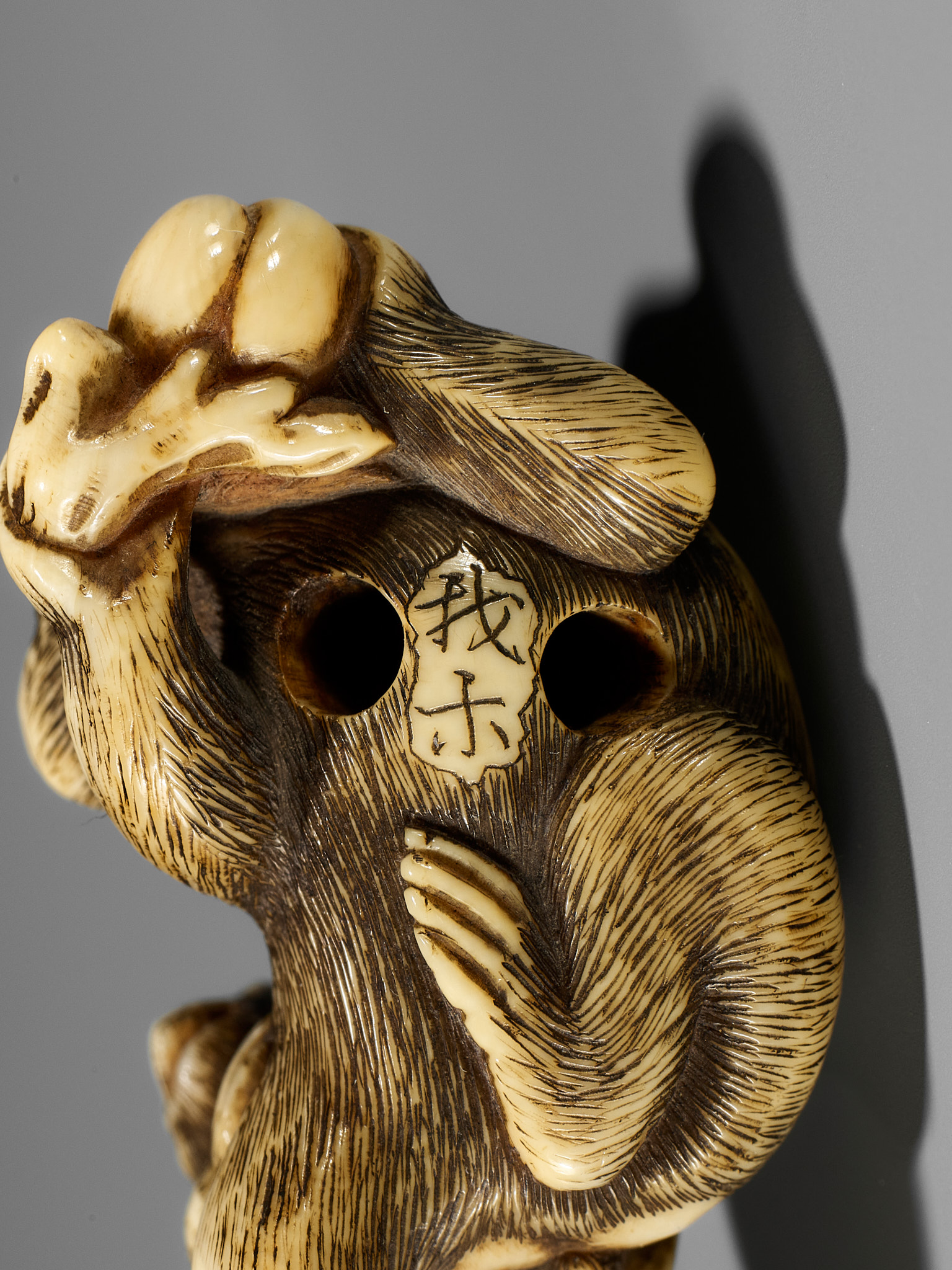 GARAKU: AN IVORY NETSUKE OF A MONKEY WITH YOUNG - Image 12 of 13