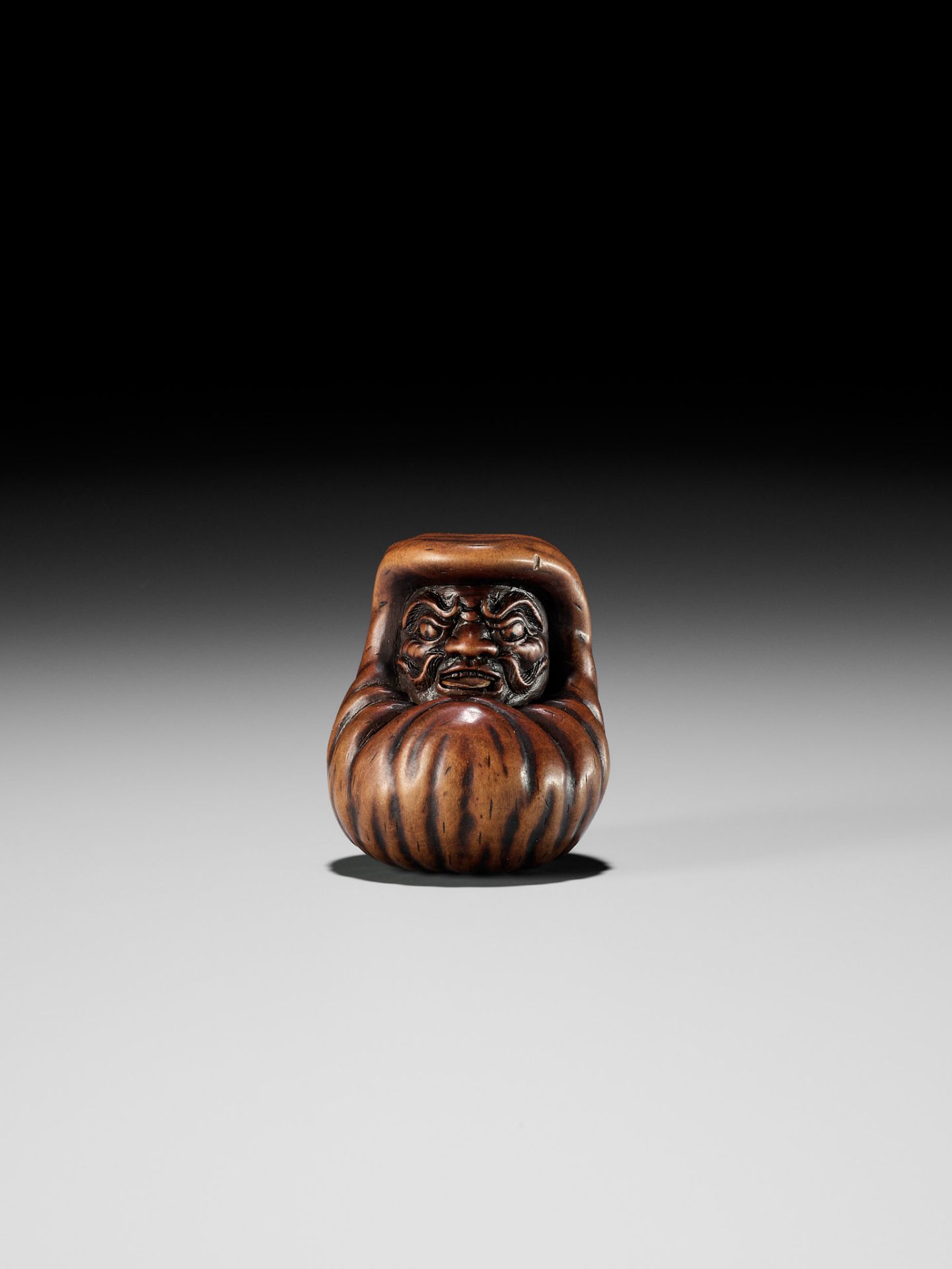 ISSHINSAI: A HUMOROUS WOOD NETSUKE OF TANUKI WITH A MAGICAL DARUMA DOLL SCROTUM - Bild 8 aus 16