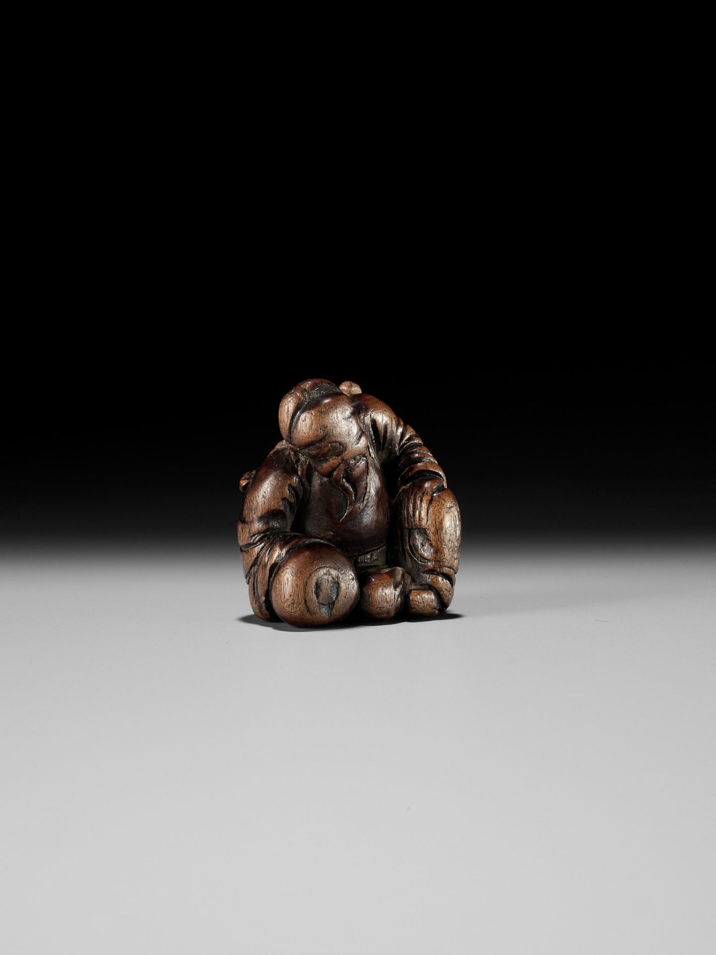 AN OLD WOOD NETSUKE OF A CHINESE SCHOLAR - Image 8 of 9