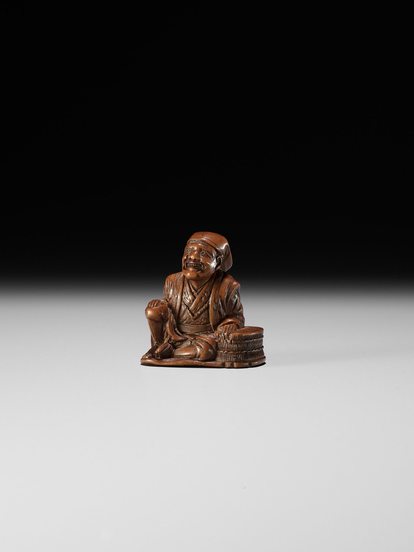 GYOKURINTEI: A WOOD NETSUKE OF A FARMER TAKING A BREAK - Bild 8 aus 10