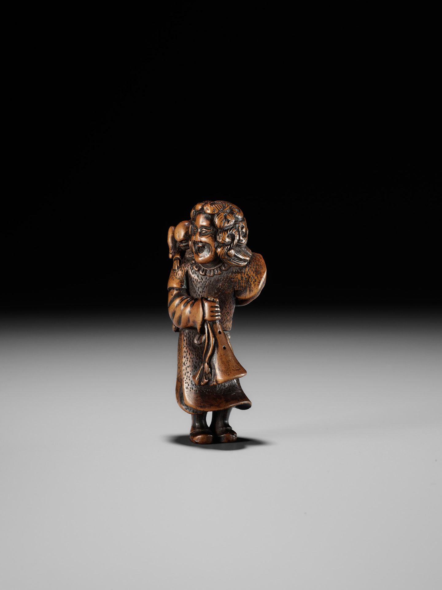 A GOOD WOOD NETSUKE OF A DUTCHMAN WITH CHILD - Image 7 of 11
