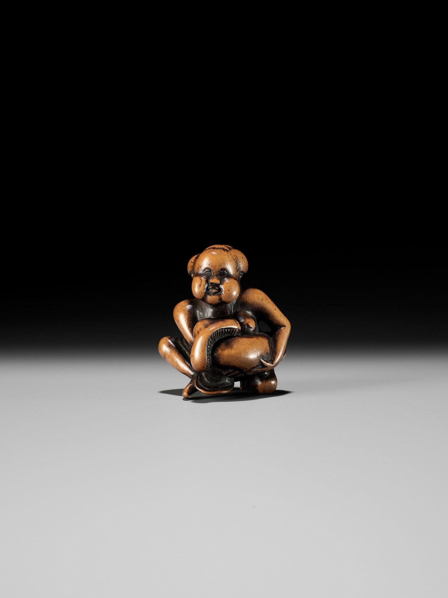 A WOOD SHUNGA NETSUKE OF OKAME CRADLING A HUGE MUSHROOM - Image 2 of 11