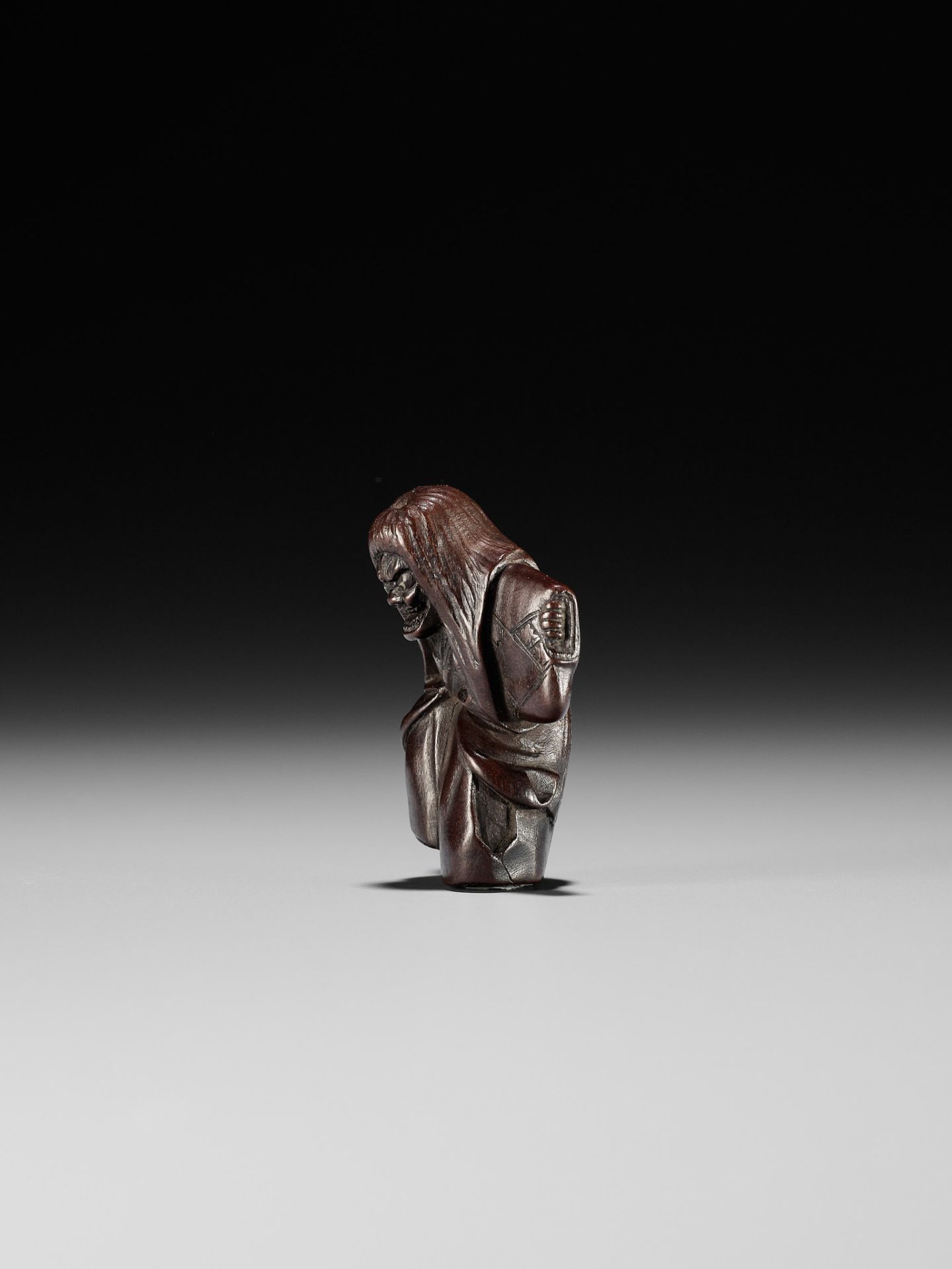 A DRAMATIC WOOD NETSUKE OF A NOH DANCER, ATTRIBUTED TO MIWA - Bild 3 aus 9