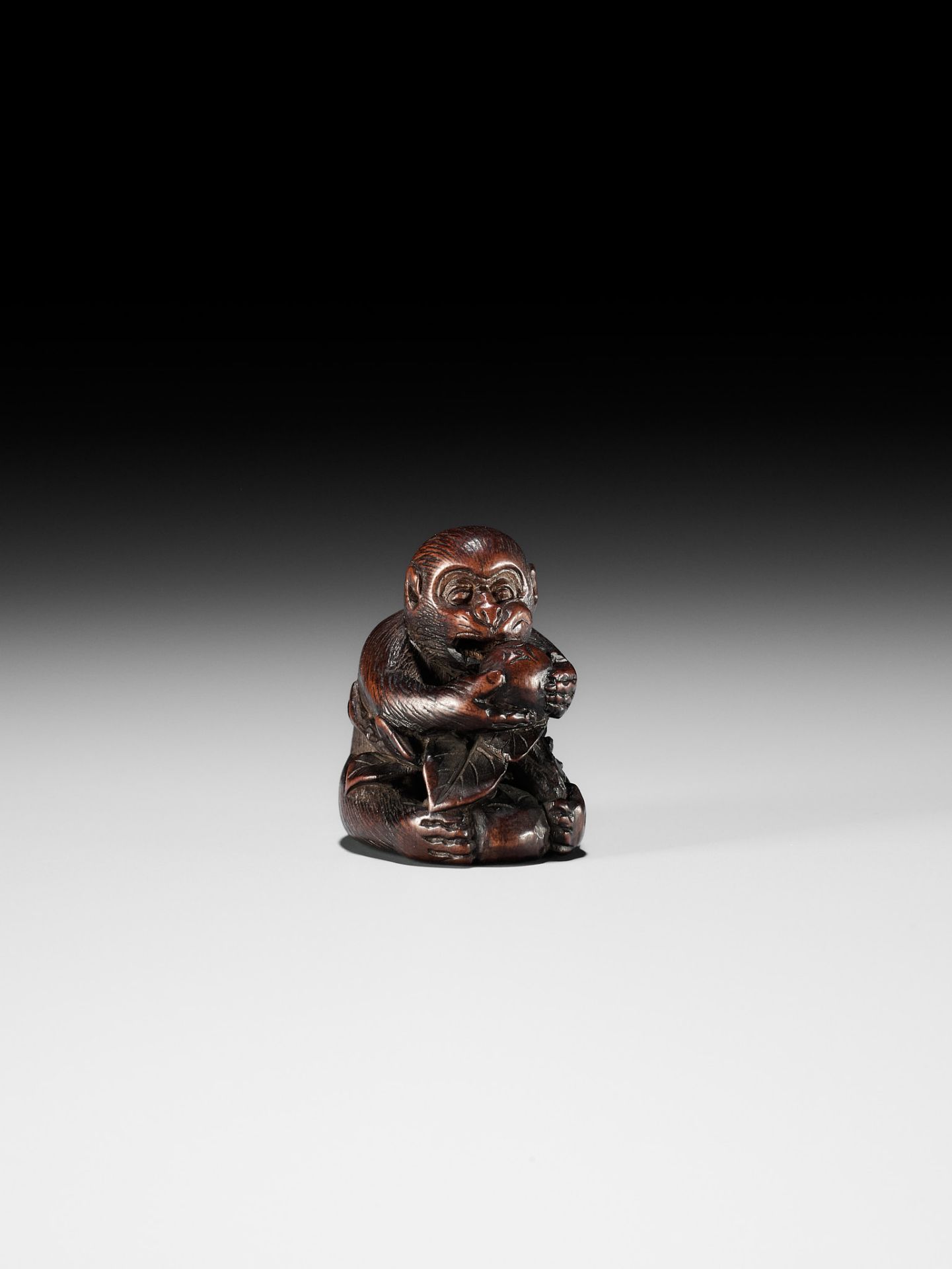 BUNCHO: A FINE WOOD NETSUKE OF A MONKEY EATING PERSIMMONS - Bild 10 aus 12