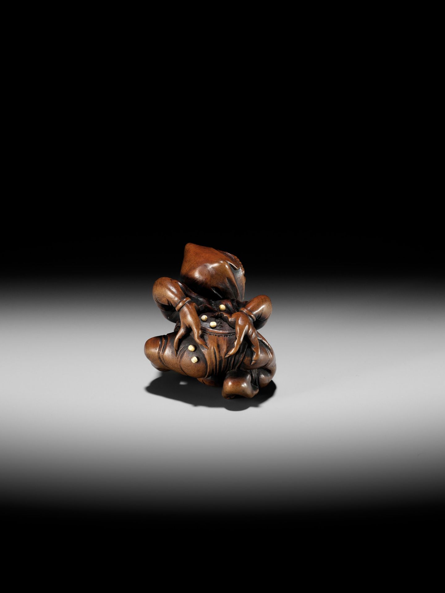 HOSHUNSAI MASAYUKI: A SUPERB INLAID WOOD NETSUKE OF AN ONI AT SETSUBUN - Bild 9 aus 15