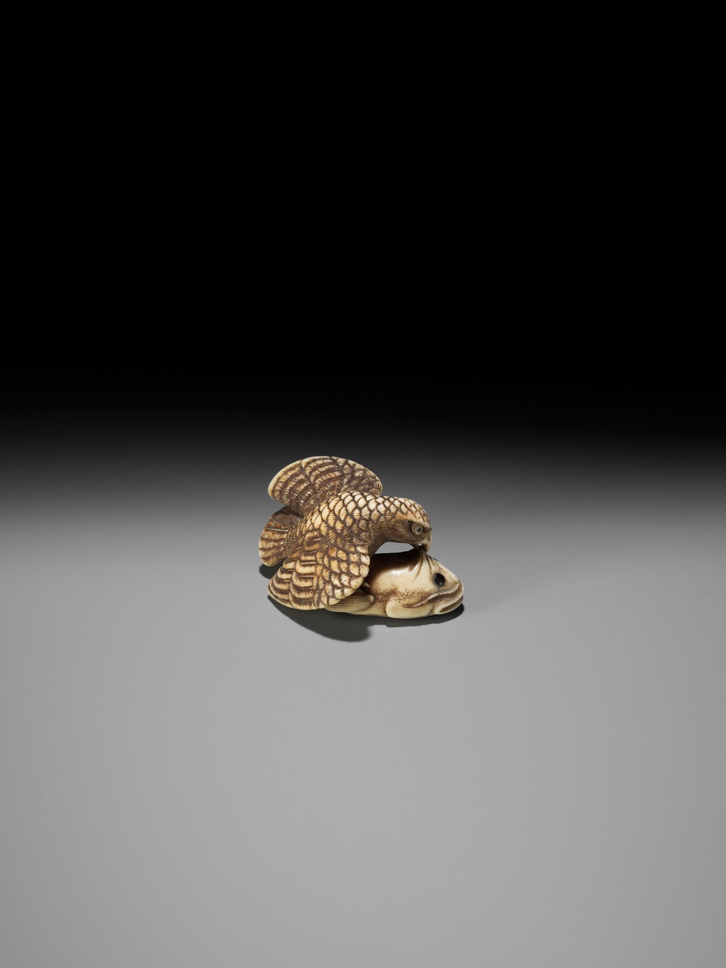 HIDEMASA: A FINE IVORY NETSUKE OF AN EAGLE AND NAMAZU - Bild 10 aus 15