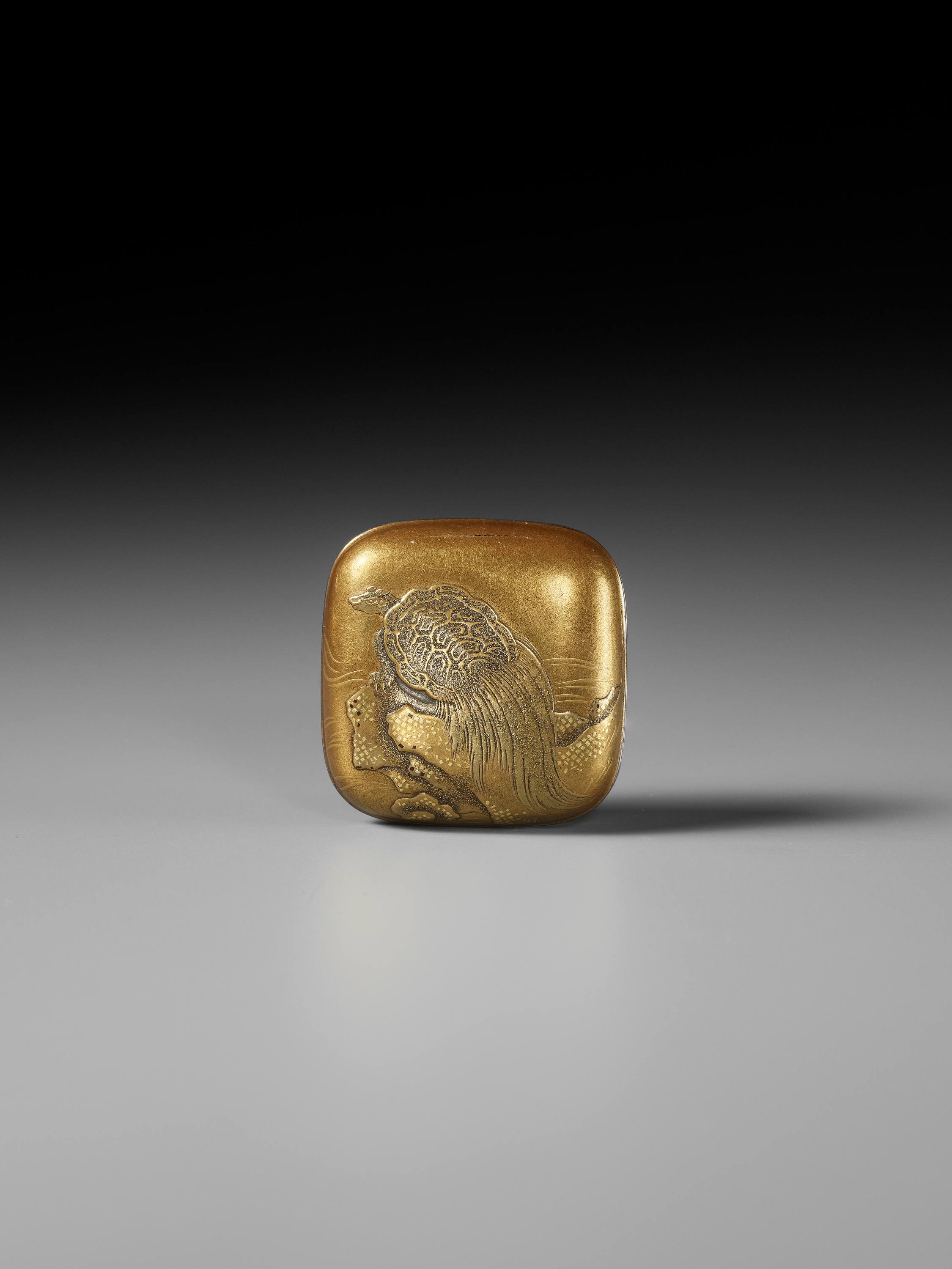 KOJU: A FINE GOLD LACQUER MANJU NETSUKE WITH MINOGAME ON ROCK - Bild 7 aus 10