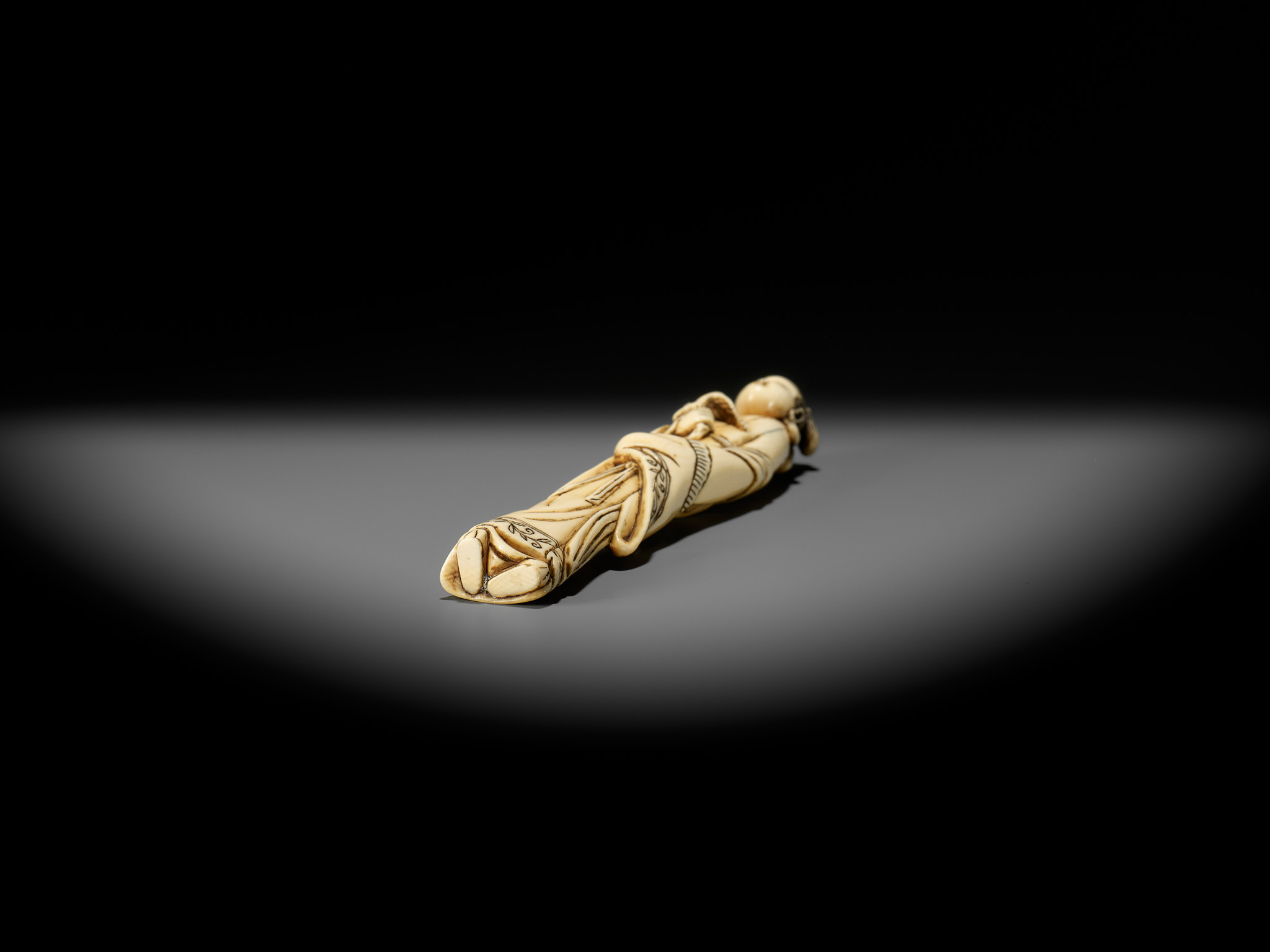 A TALL IVORY NETSUKE OF SEIOBO - Image 11 of 12