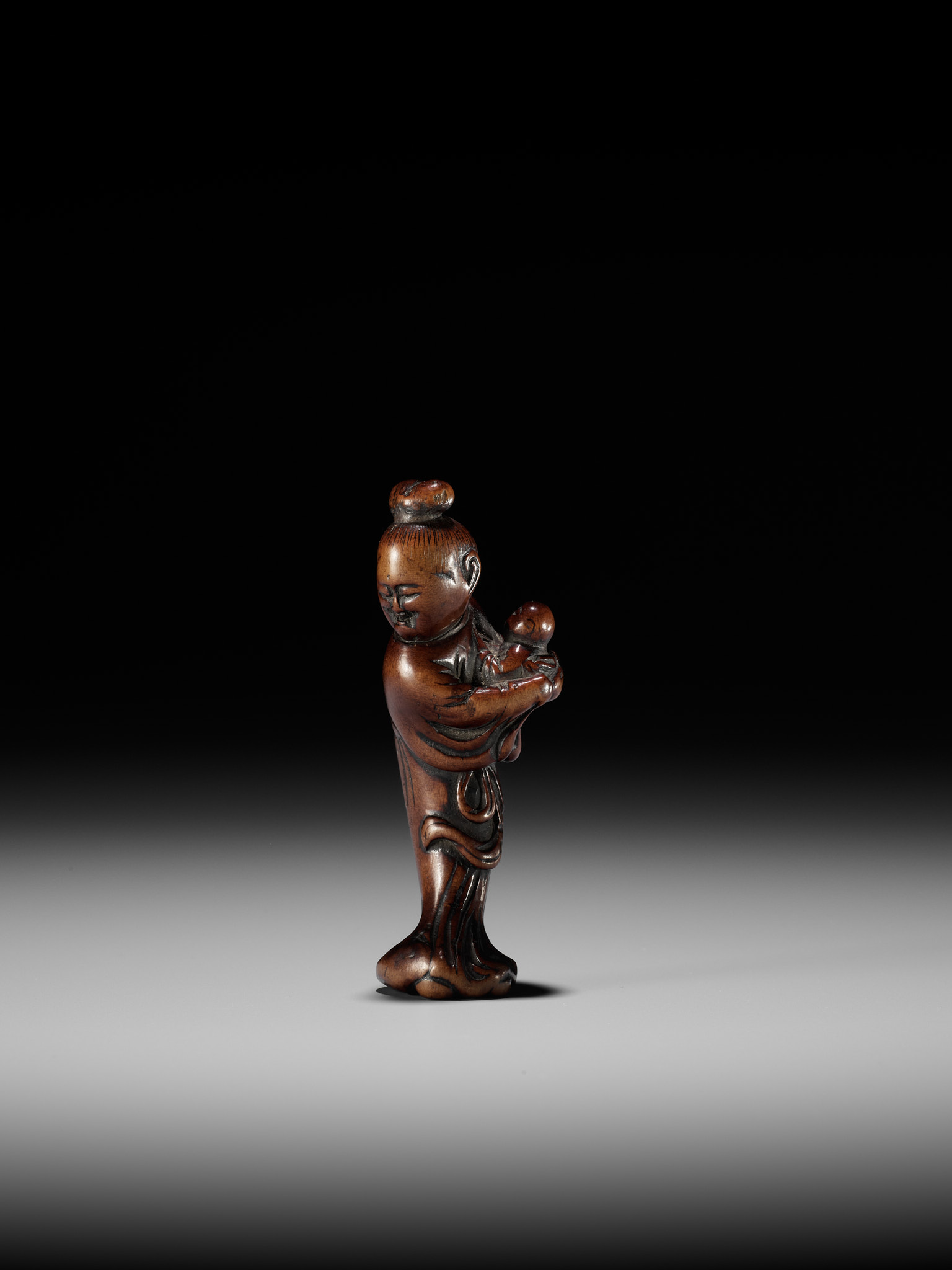 A WOOD NETSUKE OF KAKKYO'S WIFE AND CHILD - Image 4 of 12