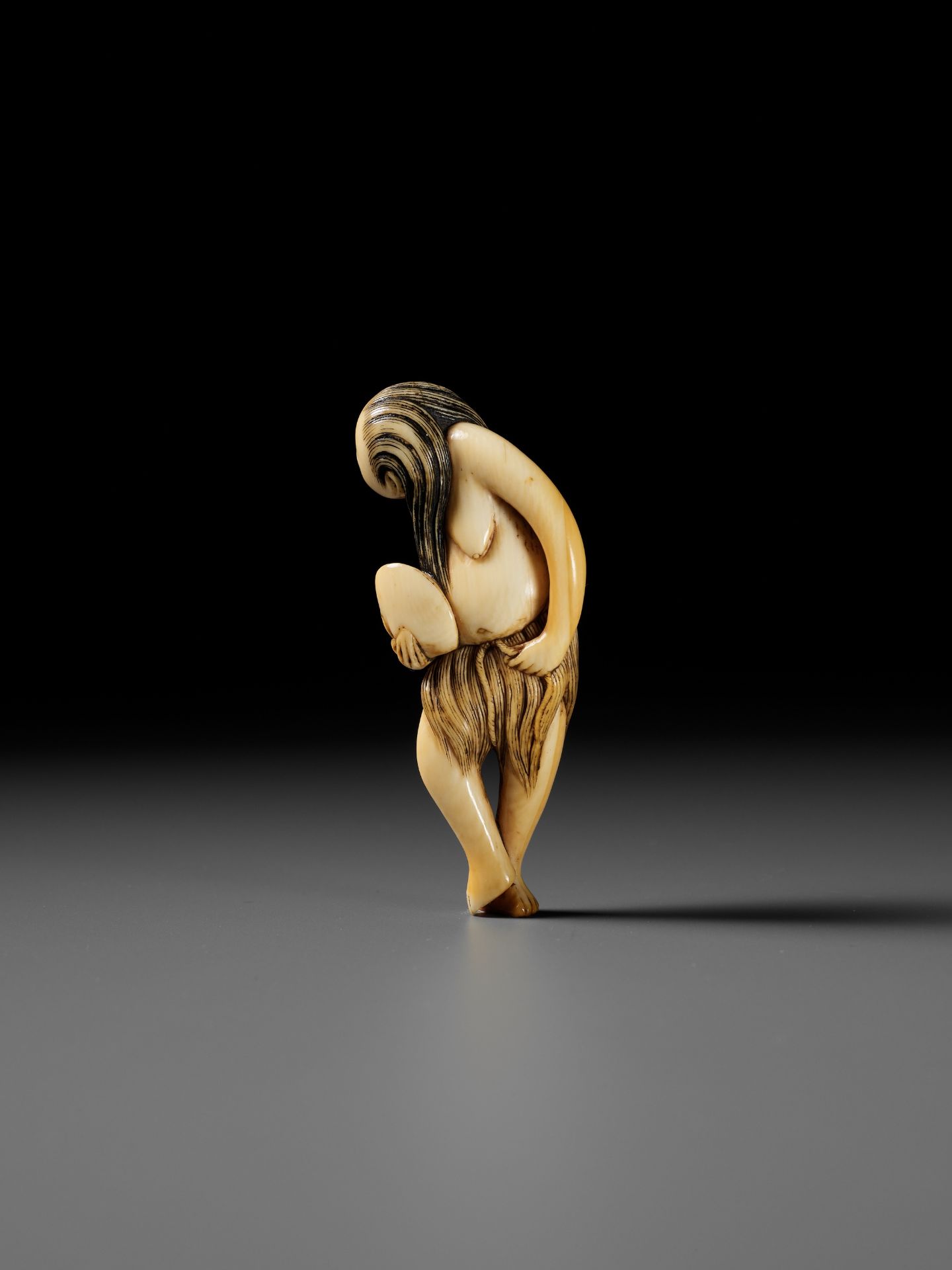 A SUPERB IVORY NETSUKE OF A DIVING GIRL, AMA - Bild 13 aus 18