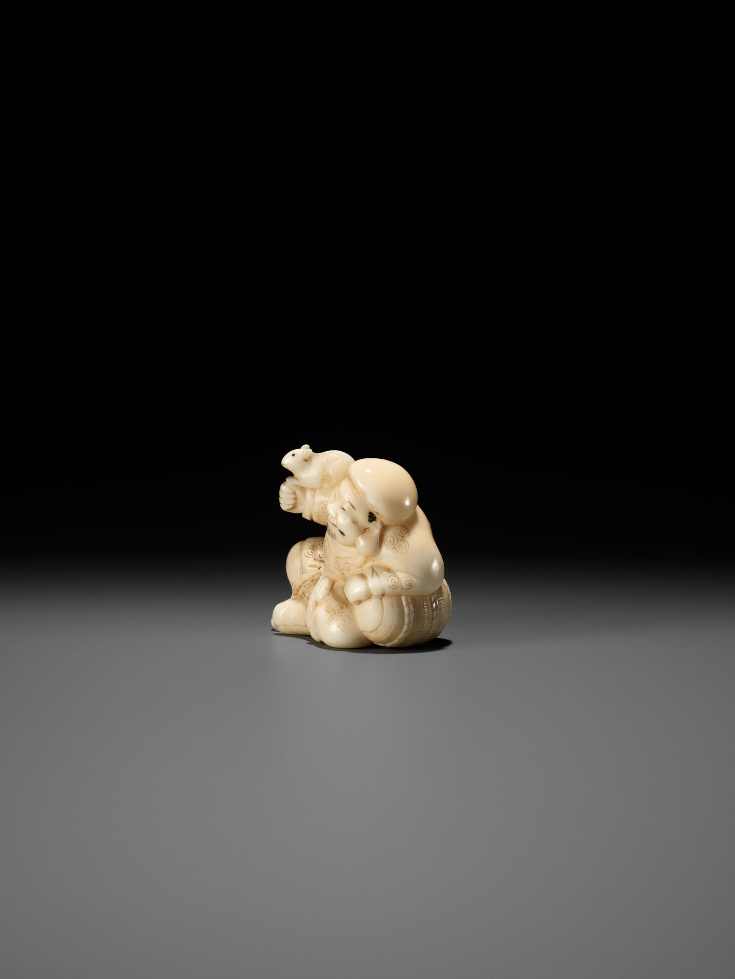 A FINE WALRUS TUSK NETSUKE OF DAIKOKU HOLDING A RAT - Bild 4 aus 11