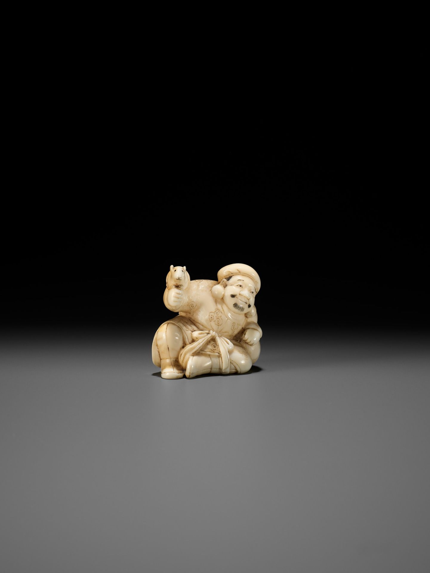 A FINE WALRUS TUSK NETSUKE OF DAIKOKU HOLDING A RAT - Bild 9 aus 11