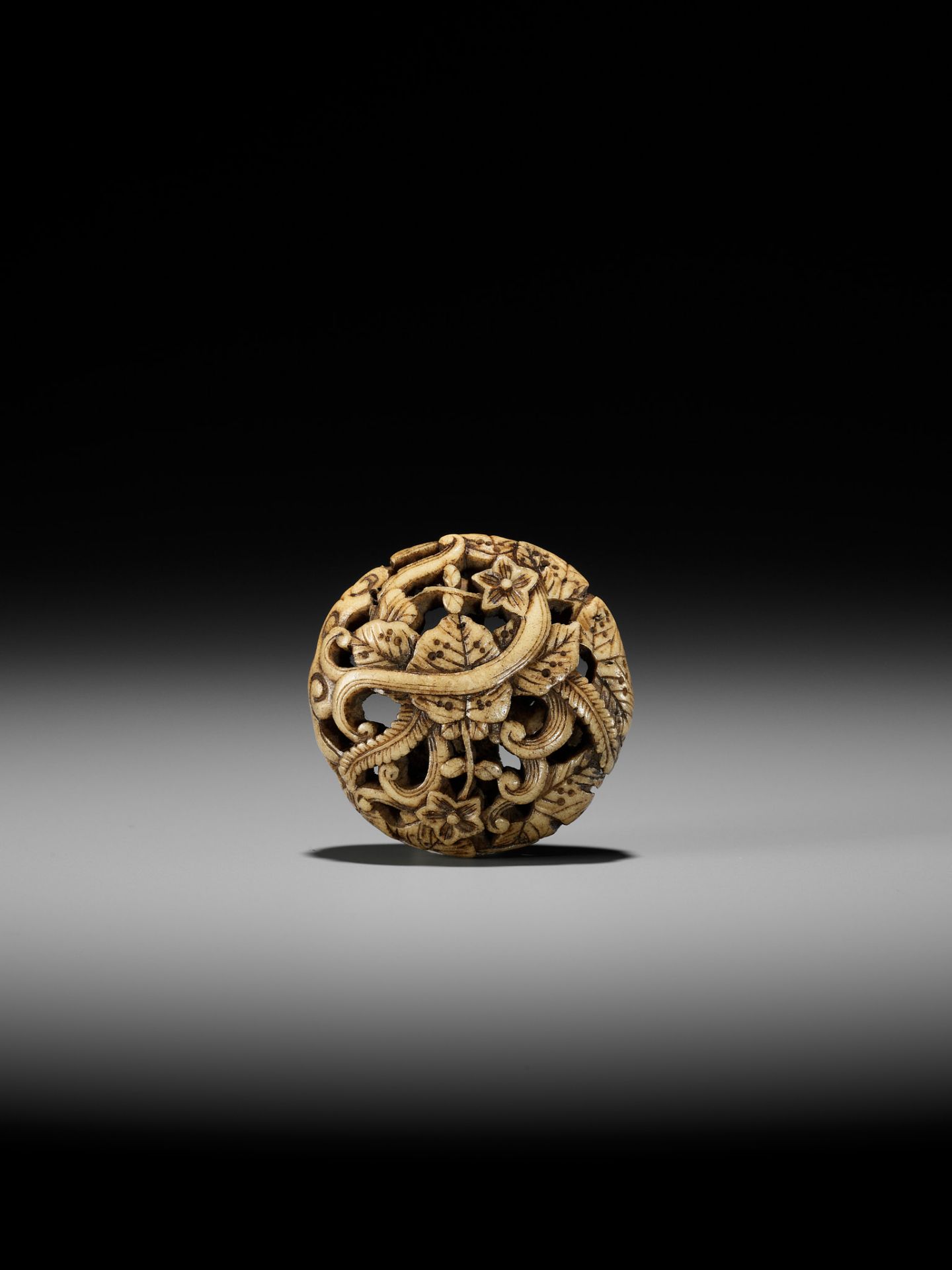 AN ANTLER RYUSA MANJU NETSUKE WITH FLORAL DESIGN - Image 9 of 11