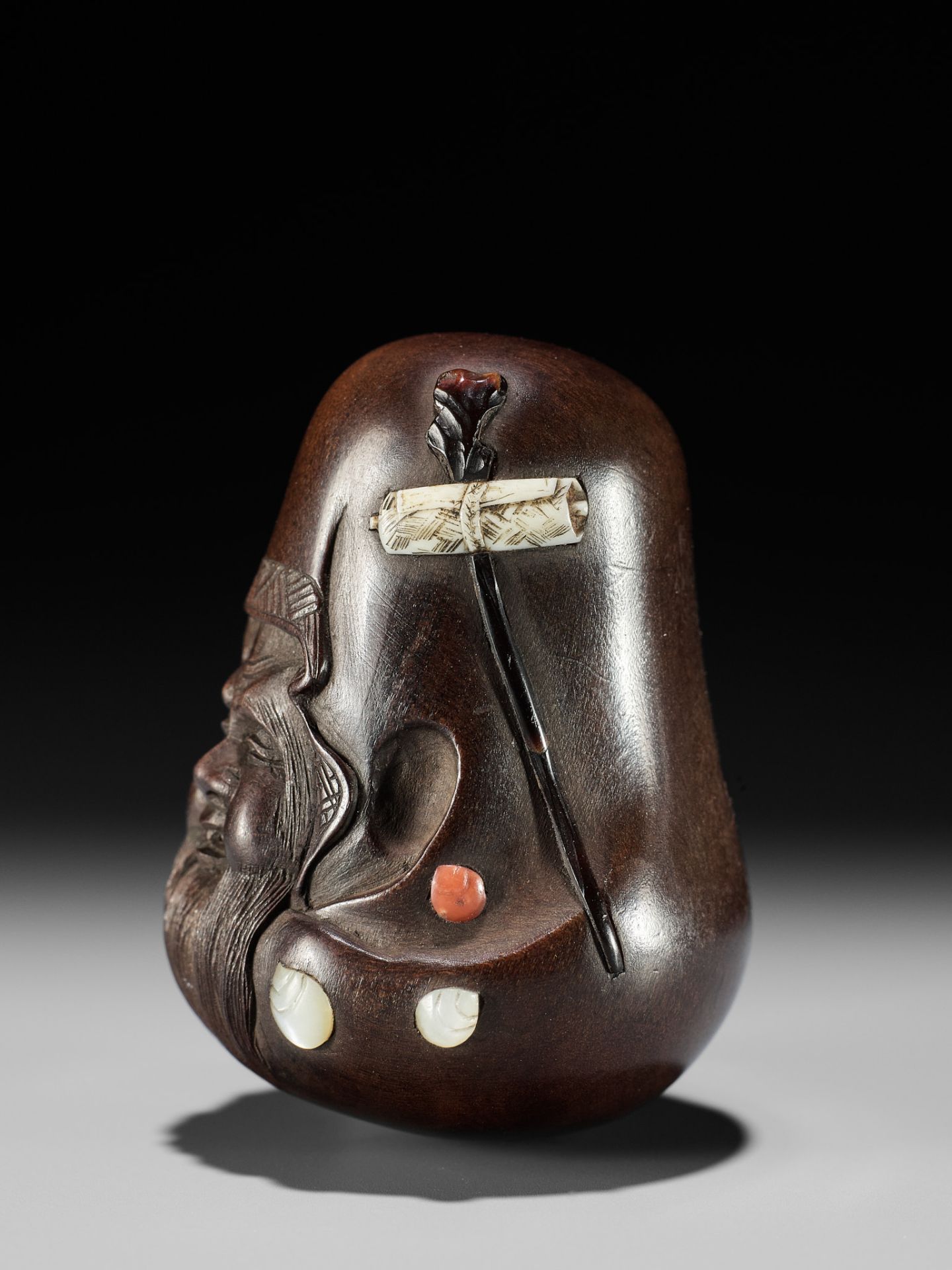 RYUGYOKU SANSUI: A VERY FINE INLAID WOOD NETSUKE OF FUKUROKUJU - Image 4 of 12