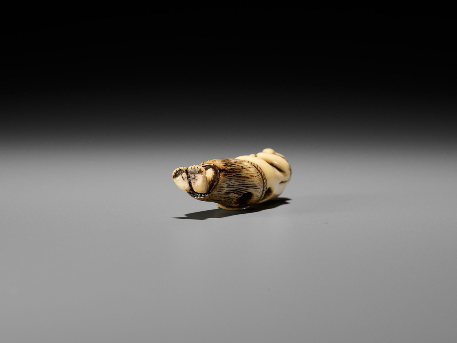 AN ANTLER NETSUKE OF A DIVING GIRL (AMA) - Image 11 of 11