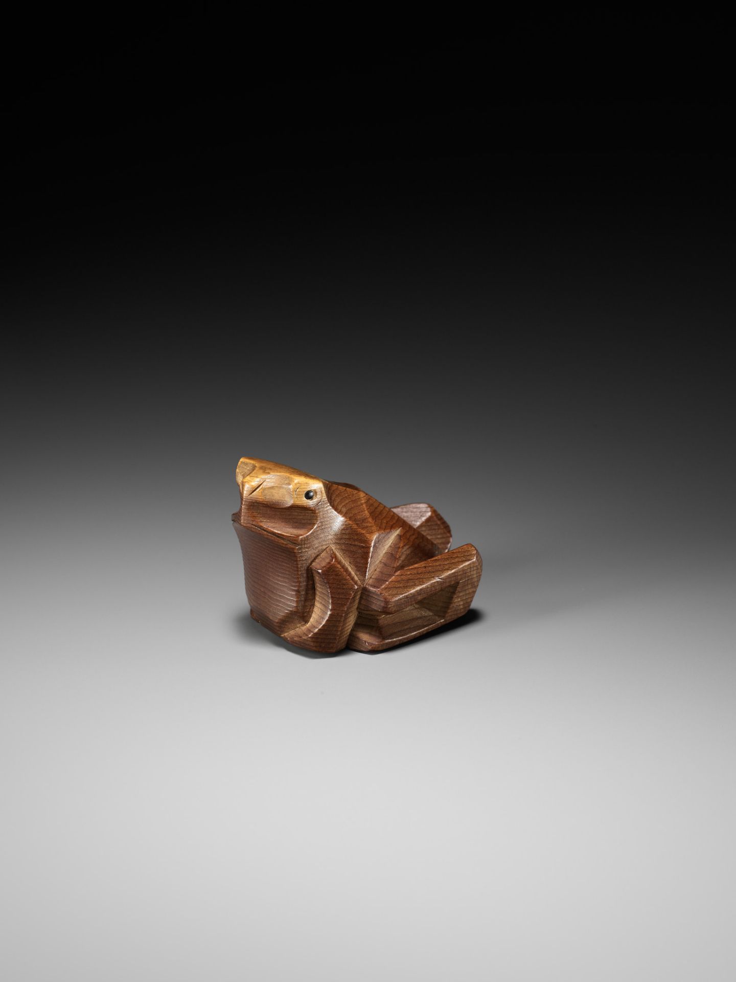 SUKESADA: A RARE ITTOBORI YEW WOOD NETSUKE OF A CROUCHING FROG - Bild 2 aus 11