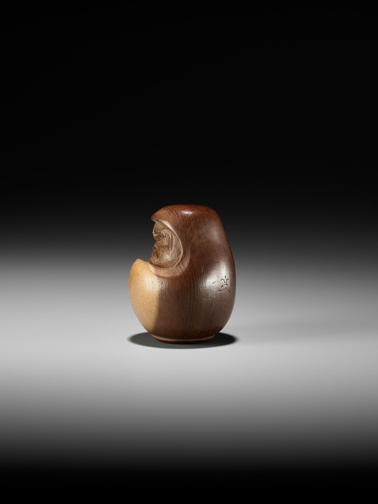 SUKEYUKI: A RARE HIDA SCHOOL ITTOBORI YEW WOOD NETSUKE OF A DARUMA DOLL - Bild 3 aus 11