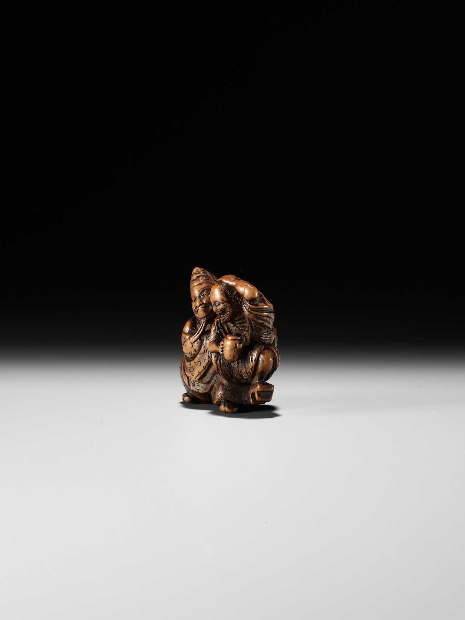 KASHUN: A WOOD NETSUKE OF TAIRA NO TADAMORI CAPTURING THE OIL THIEF - Image 4 of 10