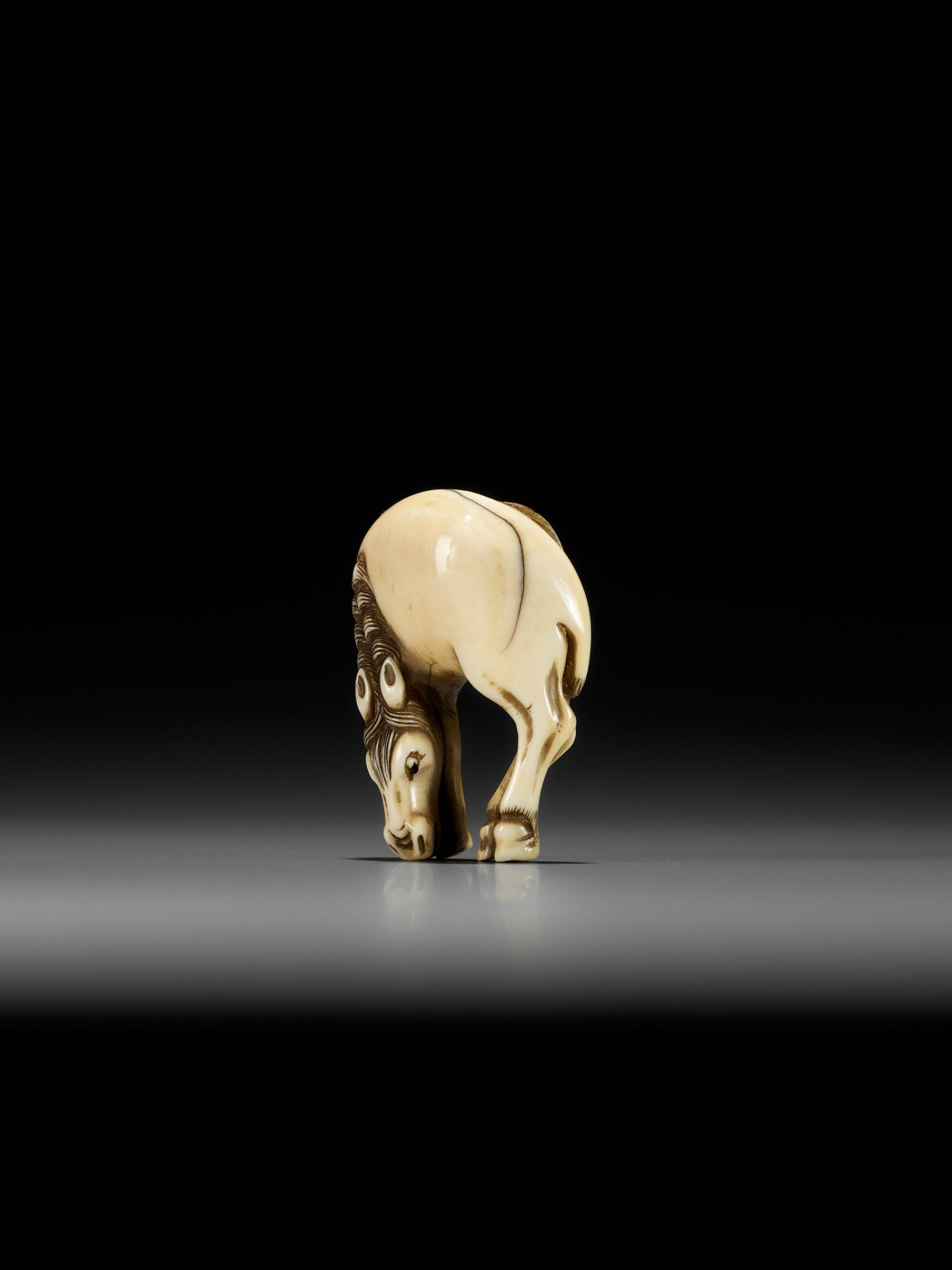 A FINE IVORY NETSUKE OF A GRAZING HORSE - Bild 8 aus 13