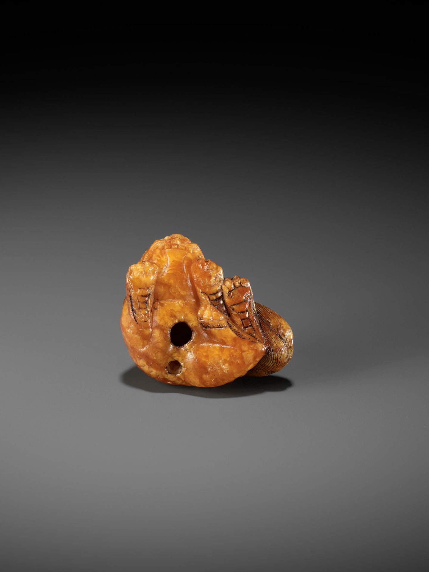 A VERY RARE CLOUDY AMBER NETSUKE OF A RECUMBENT SHISHI - Bild 9 aus 9