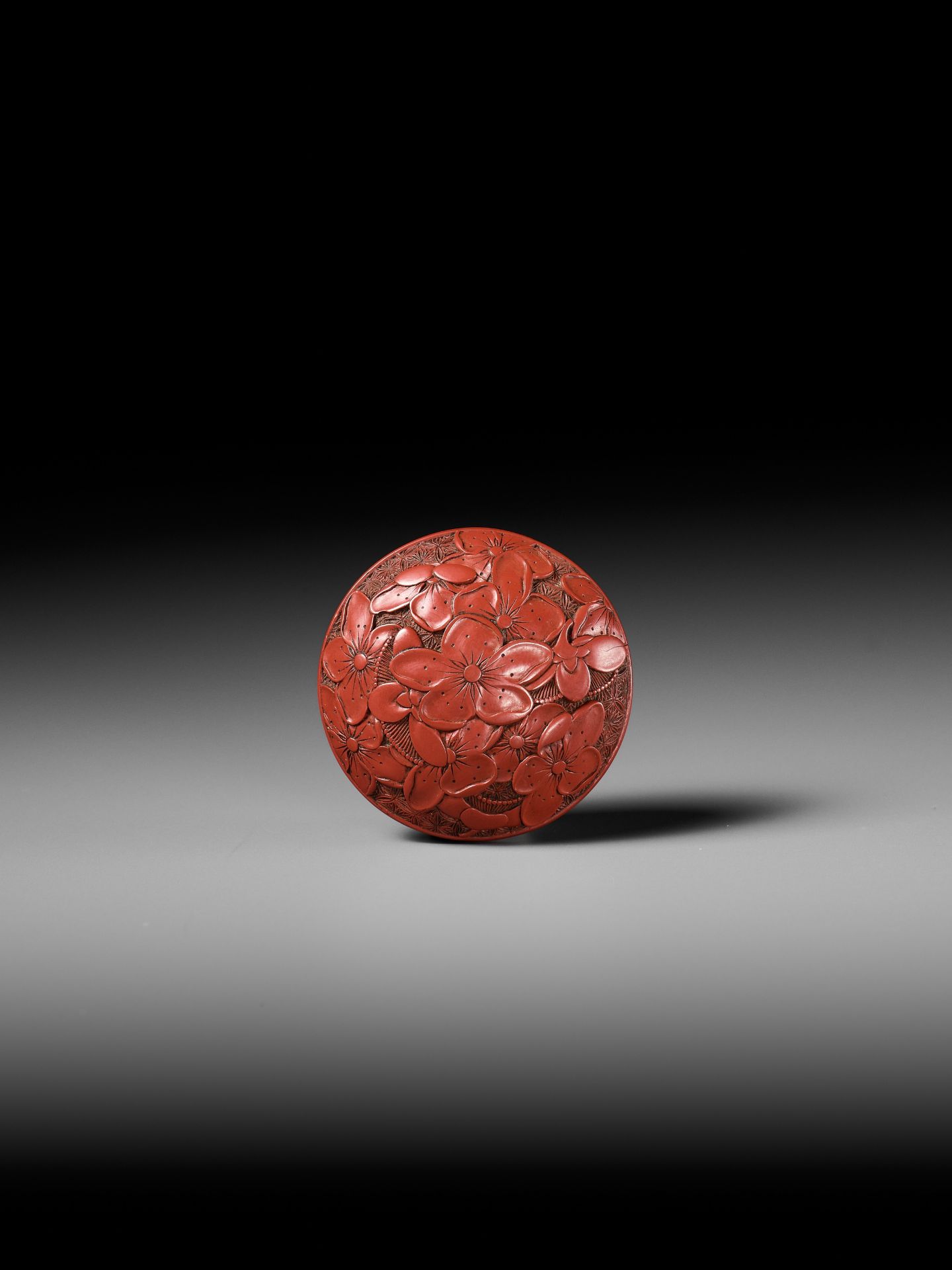 A FINE TSUISHU (CARVED RED LACQUER) MANJU NETSUKE WITH PEACH BLOSSOMS - Bild 11 aus 13