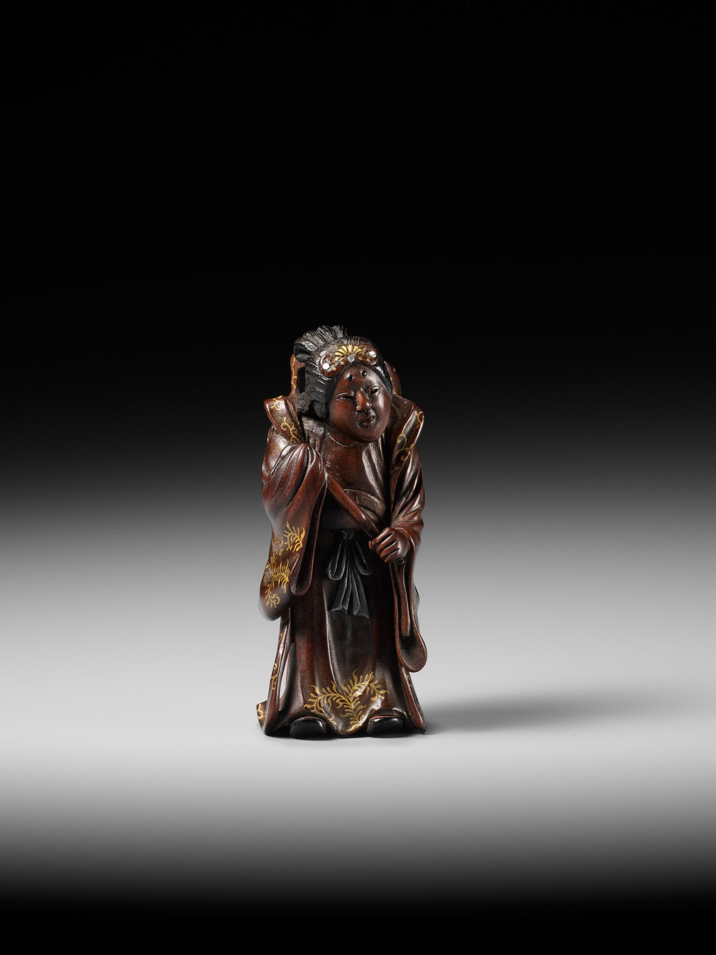 KYOKUSEI: A SUPERB AND LARGE LACQUERED AND INLAID WOOD NETSUKE OF BENTEN - Bild 2 aus 15