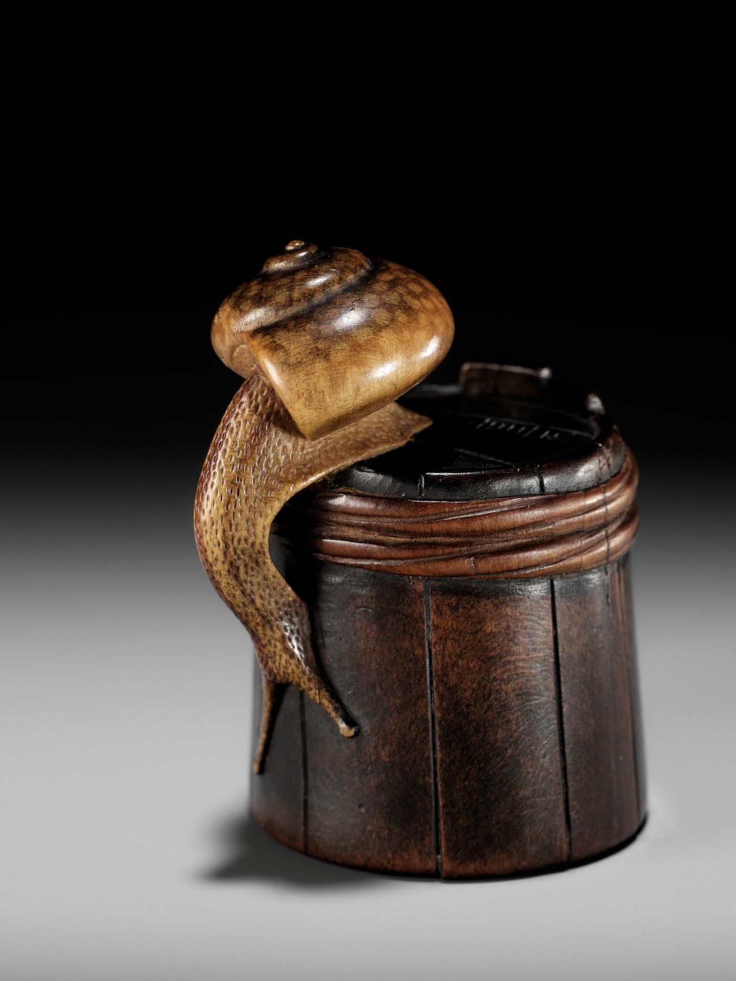 SHIGEMASA: A SUPERB WOOD NETSUKE OF A SNAIL ON BUCKET - Bild 2 aus 18