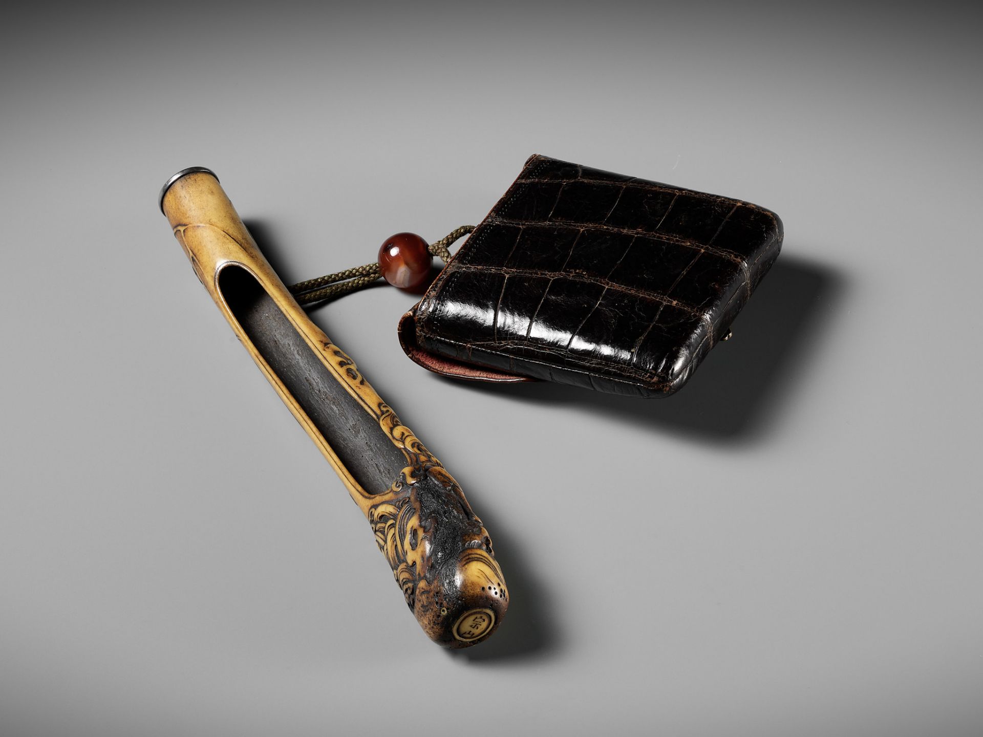 SOZAN: A FINE ANTLER KISERUZUTSU DEPICTING SHOKI AND ONI, WITH EN SUITE LEATHER POUCH - Image 9 of 11