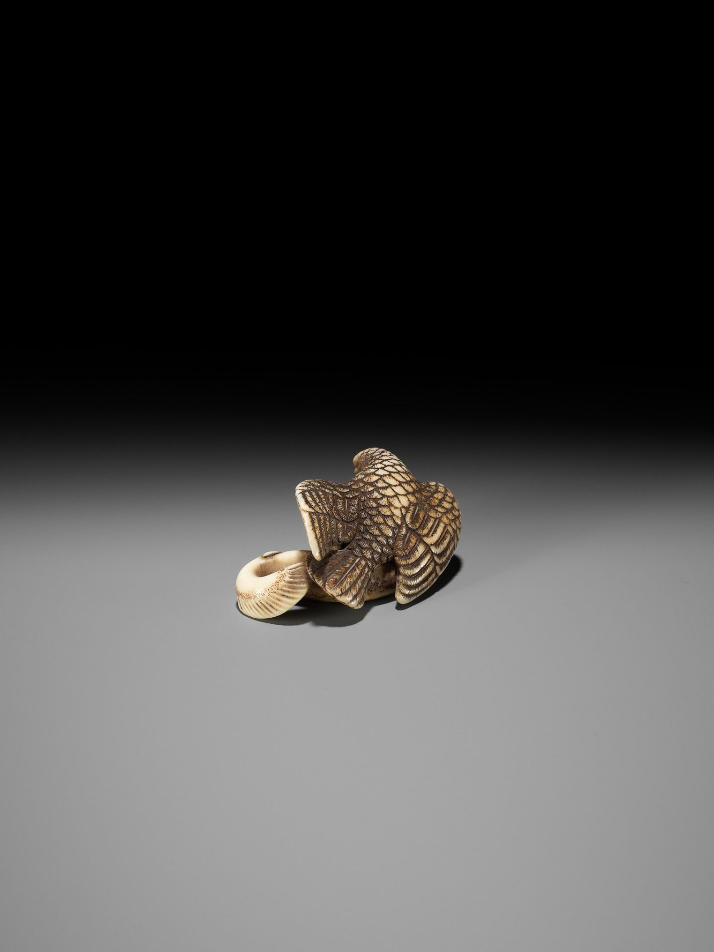 HIDEMASA: A FINE IVORY NETSUKE OF AN EAGLE AND NAMAZU - Bild 3 aus 15