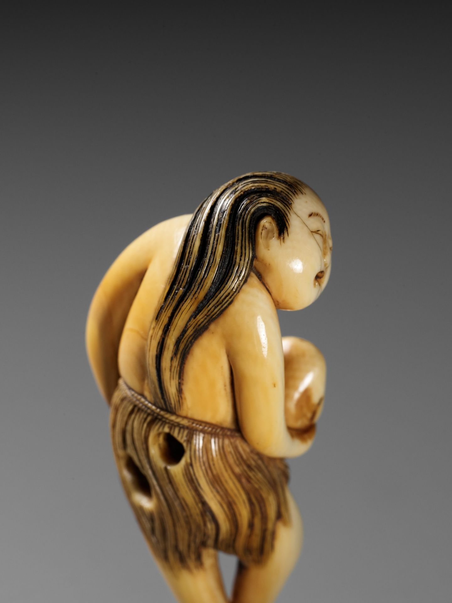 A SUPERB IVORY NETSUKE OF A DIVING GIRL, AMA - Bild 8 aus 18