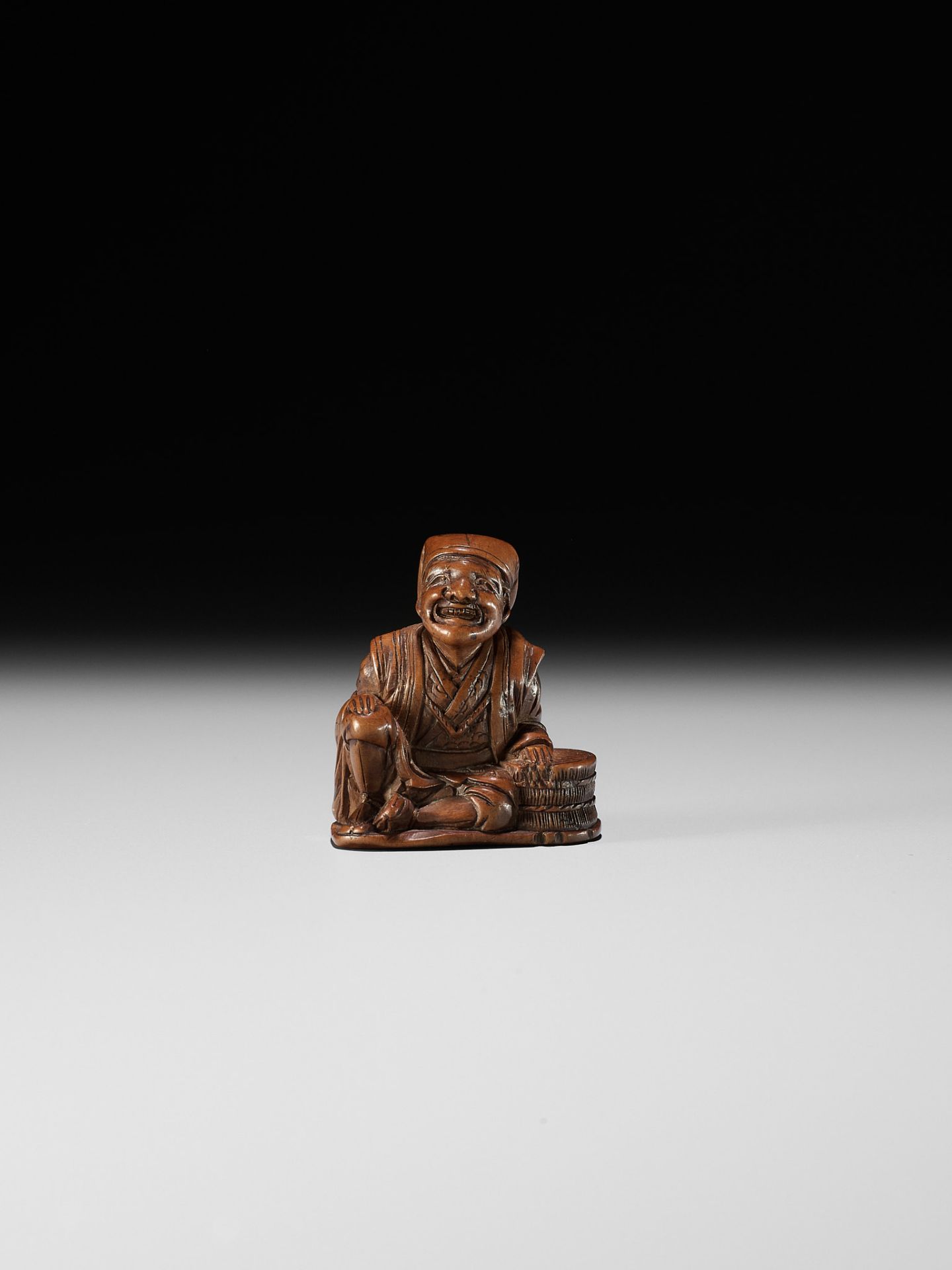 GYOKURINTEI: A WOOD NETSUKE OF A FARMER TAKING A BREAK - Bild 2 aus 10