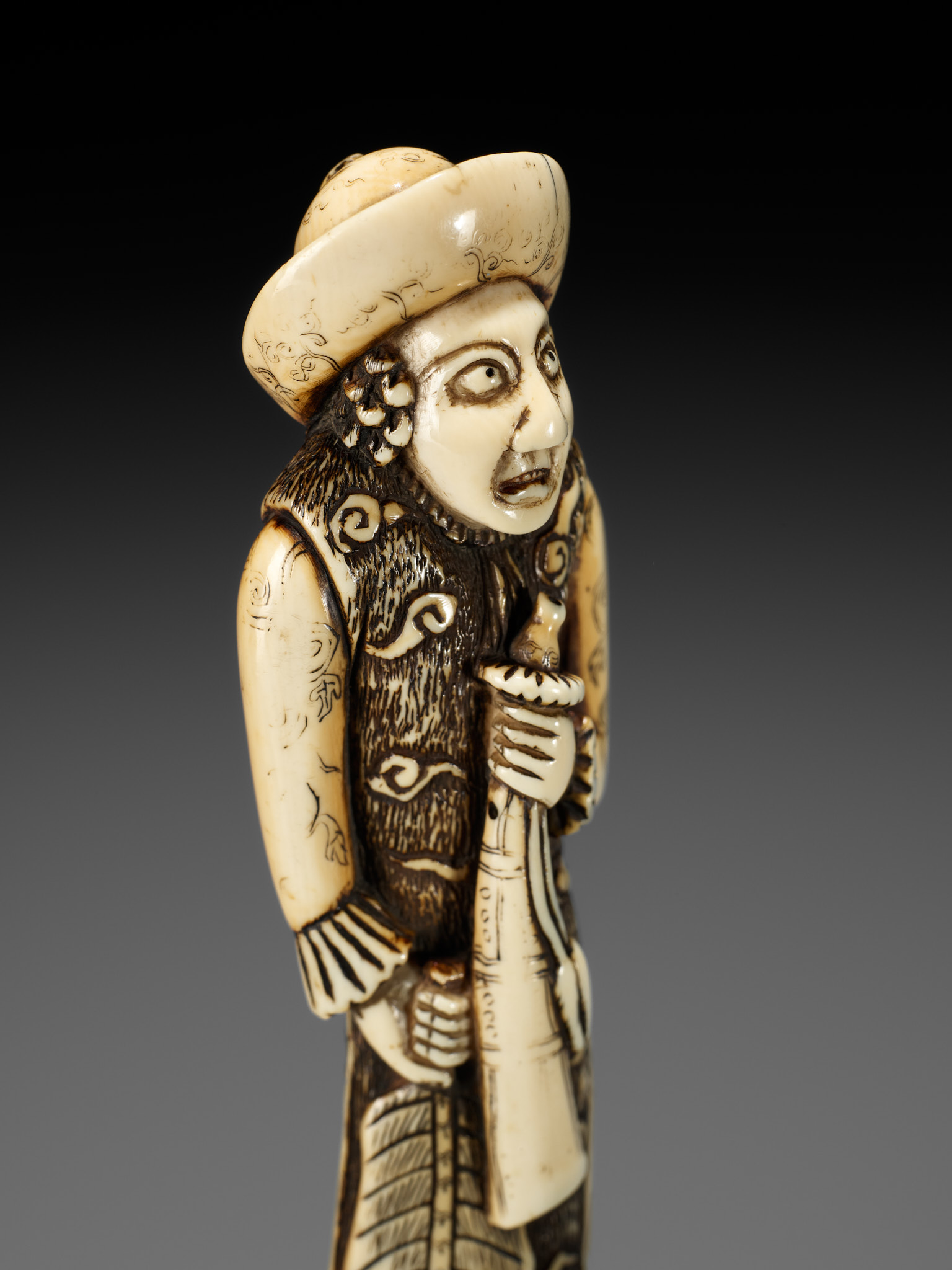 A SUPERB AND LARGE IVORY NETSUKE OF A DUTCHMAN WITH A TRUMPET - Bild 15 aus 21