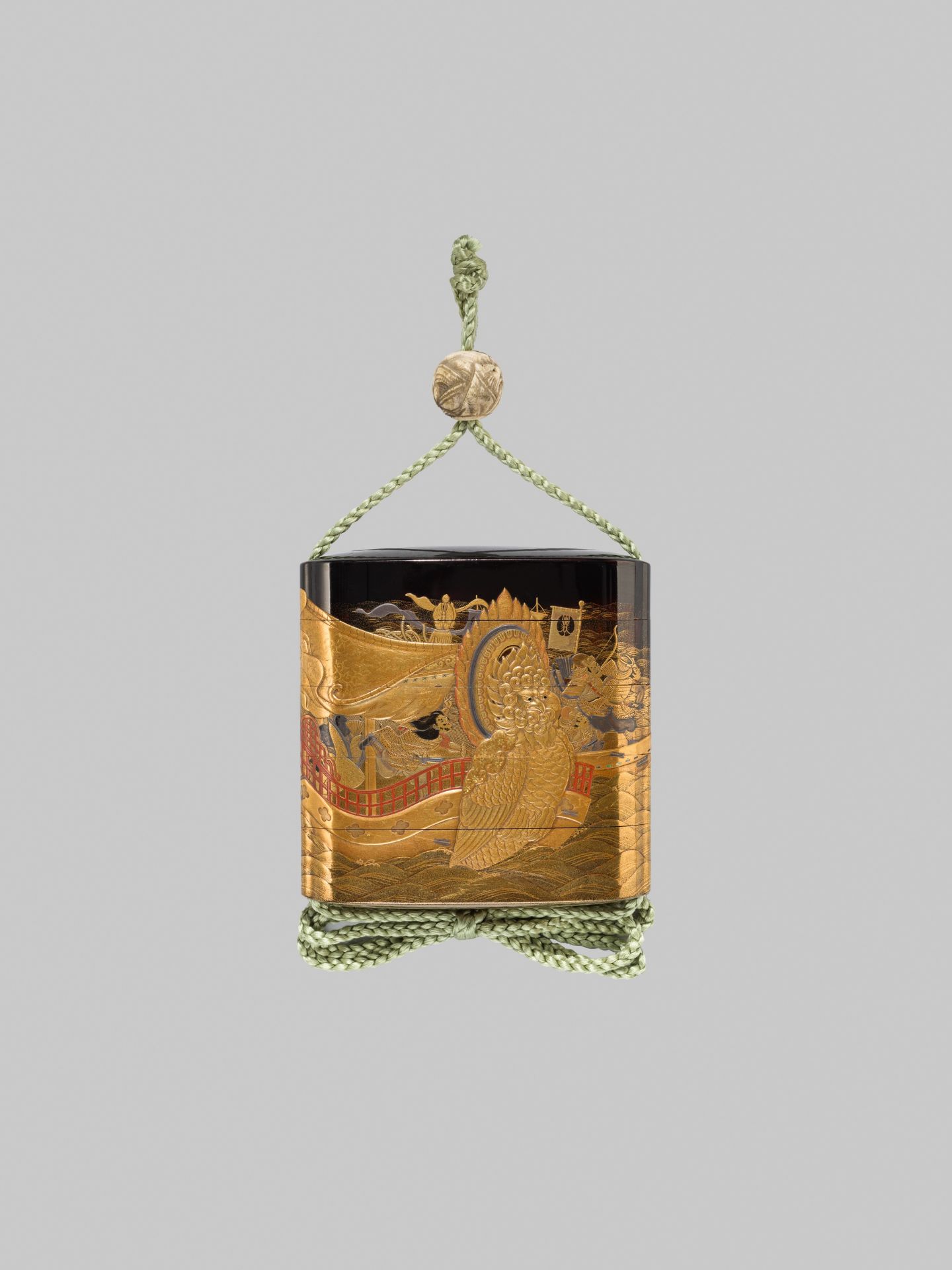 KAJIKAWA BUNRYUSAI: A MAGNIFICENT LACQUER FOUR-CASE INRO DEPICTING YOSHITSUNE'S JUMP AT DAN-NO-URA - Bild 3 aus 9