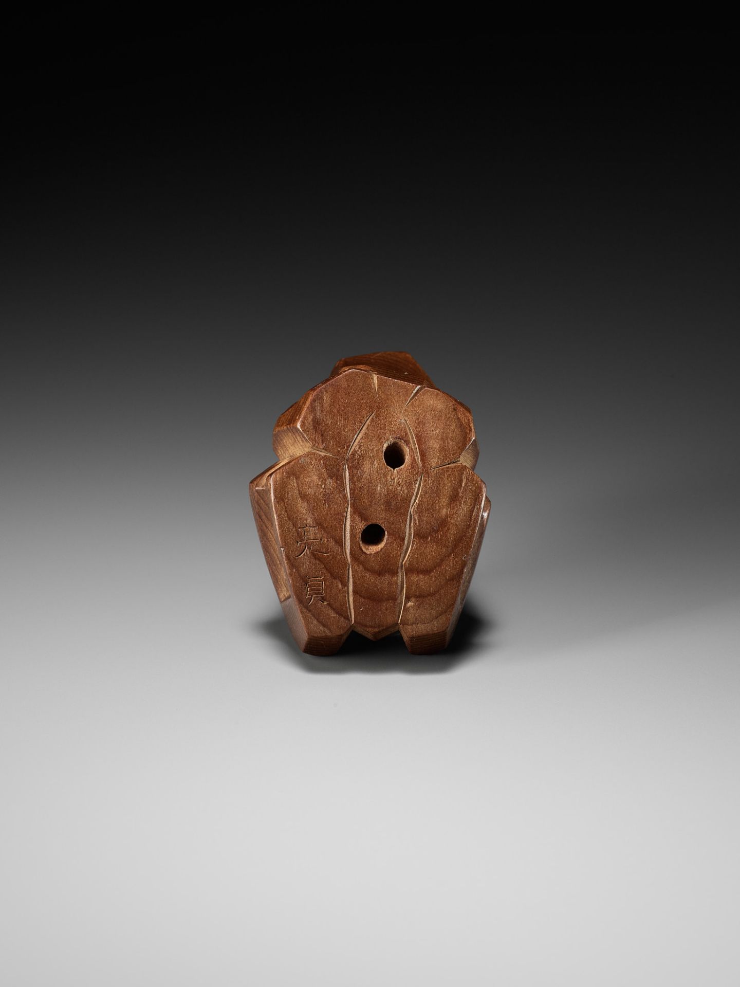 SUKESADA: A RARE ITTOBORI YEW WOOD NETSUKE OF A CROUCHING FROG - Bild 10 aus 11