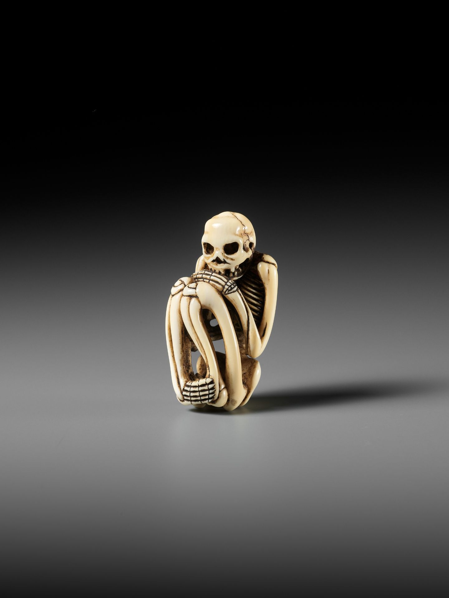 A FINE IVORY NETSUKE OF A SKELETON - Image 2 of 13