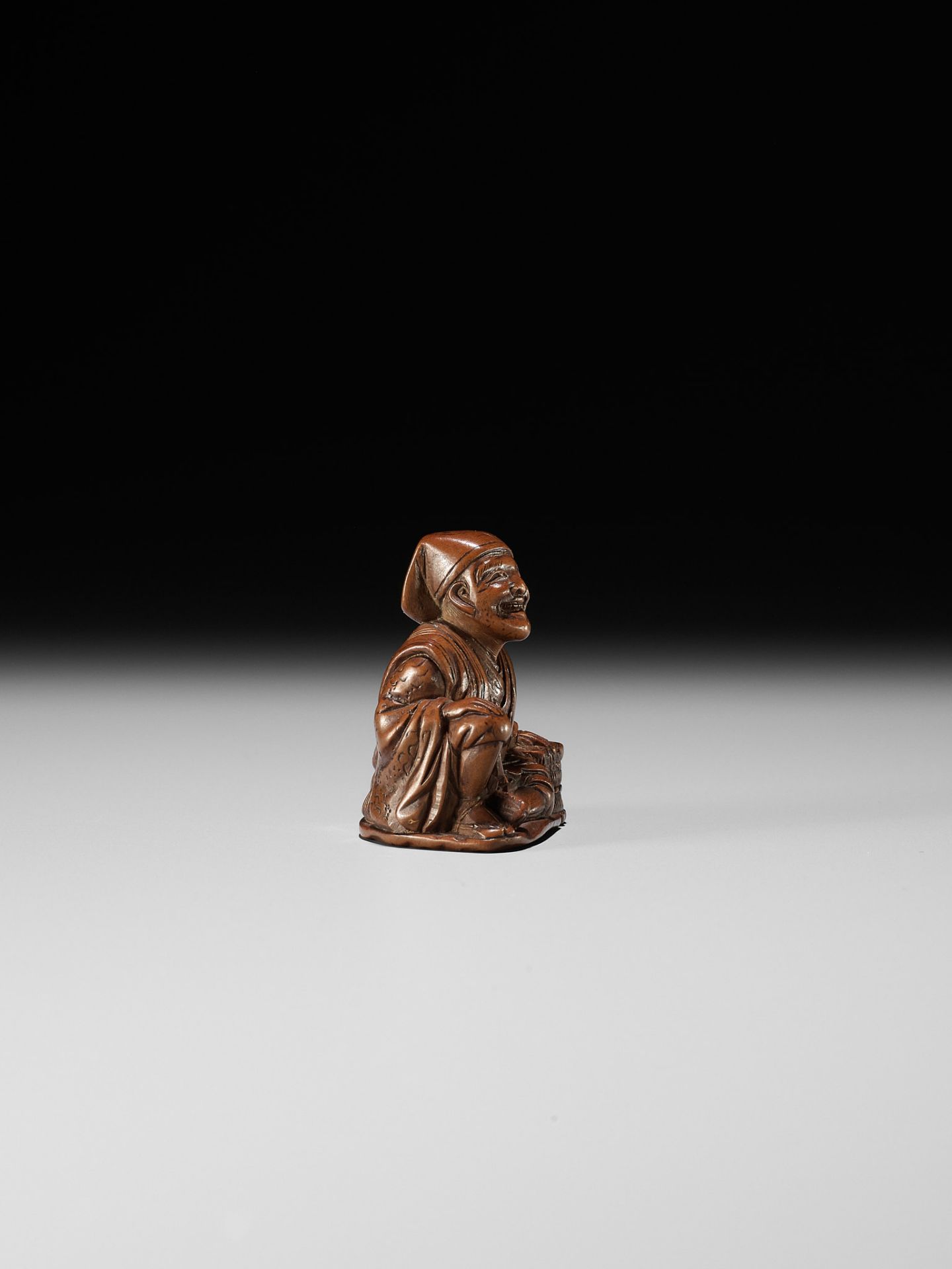 GYOKURINTEI: A WOOD NETSUKE OF A FARMER TAKING A BREAK - Bild 6 aus 10