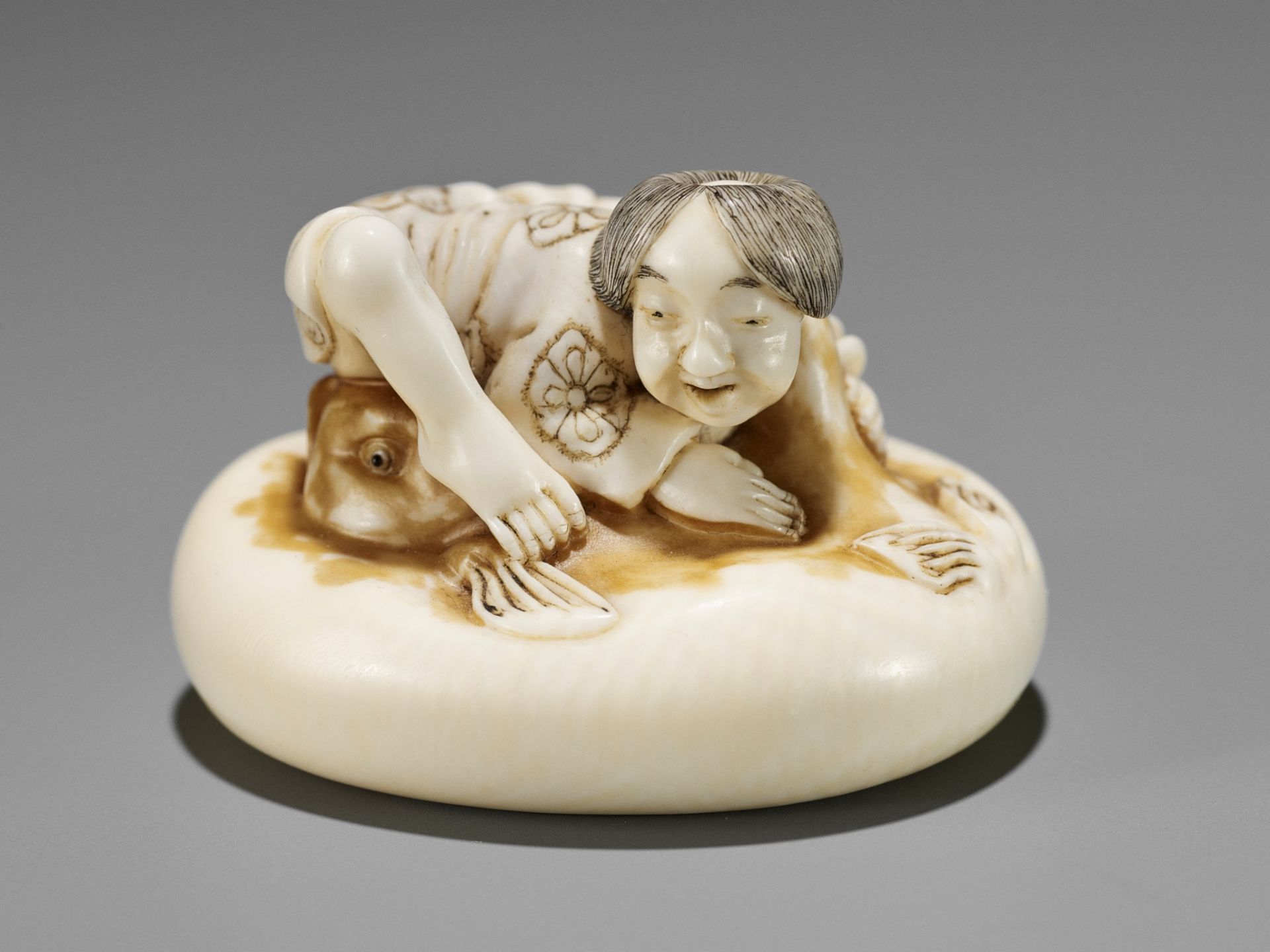 ISHIKAWA RENSAI: A SUPERB IVORY NETSUKE OF A FISHERMAN SUBDUING A FUGU (BLOWFISH) - Bild 13 aus 16