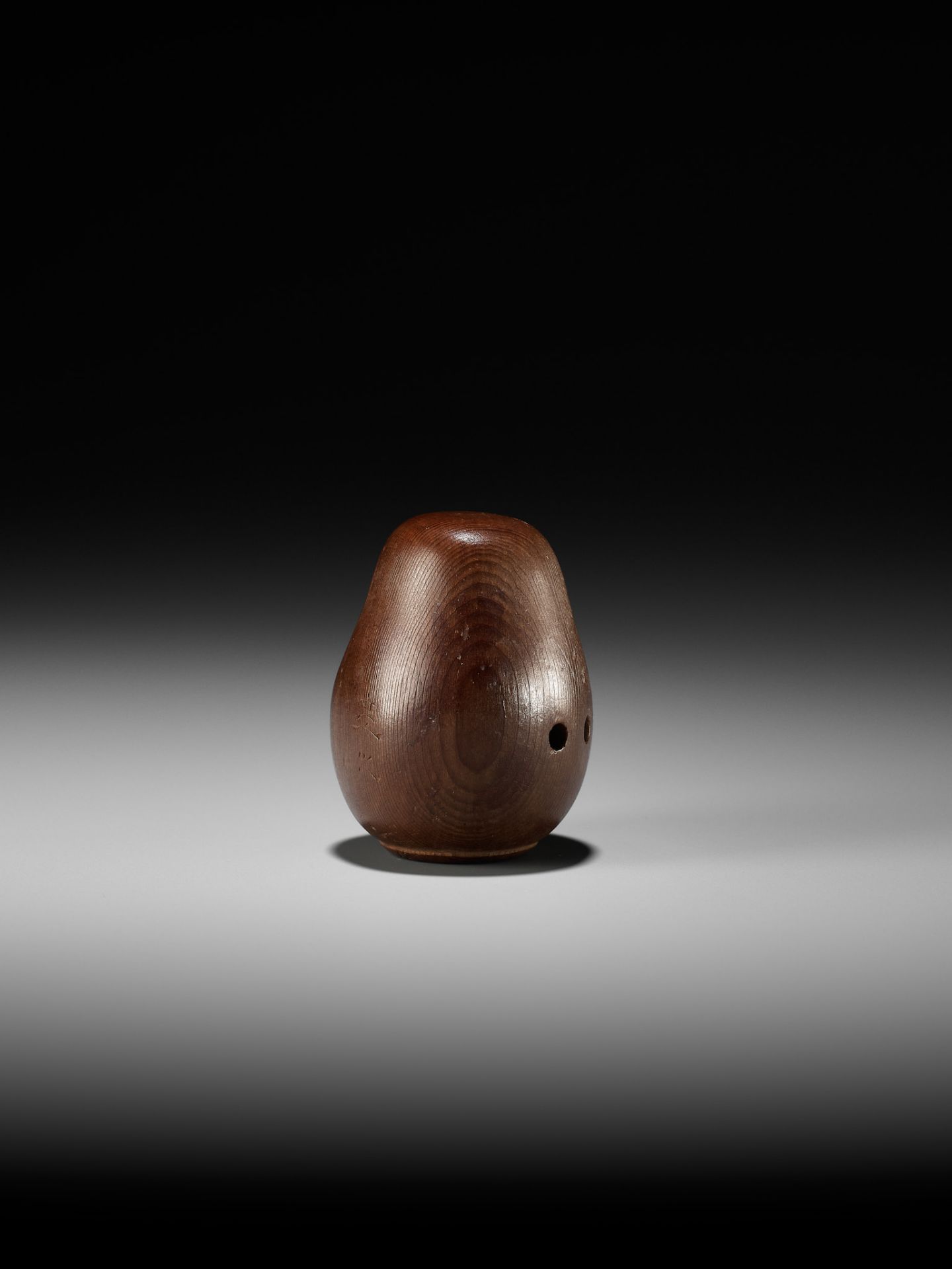 SUKEYUKI: A RARE HIDA SCHOOL ITTOBORI YEW WOOD NETSUKE OF A DARUMA DOLL - Bild 5 aus 11